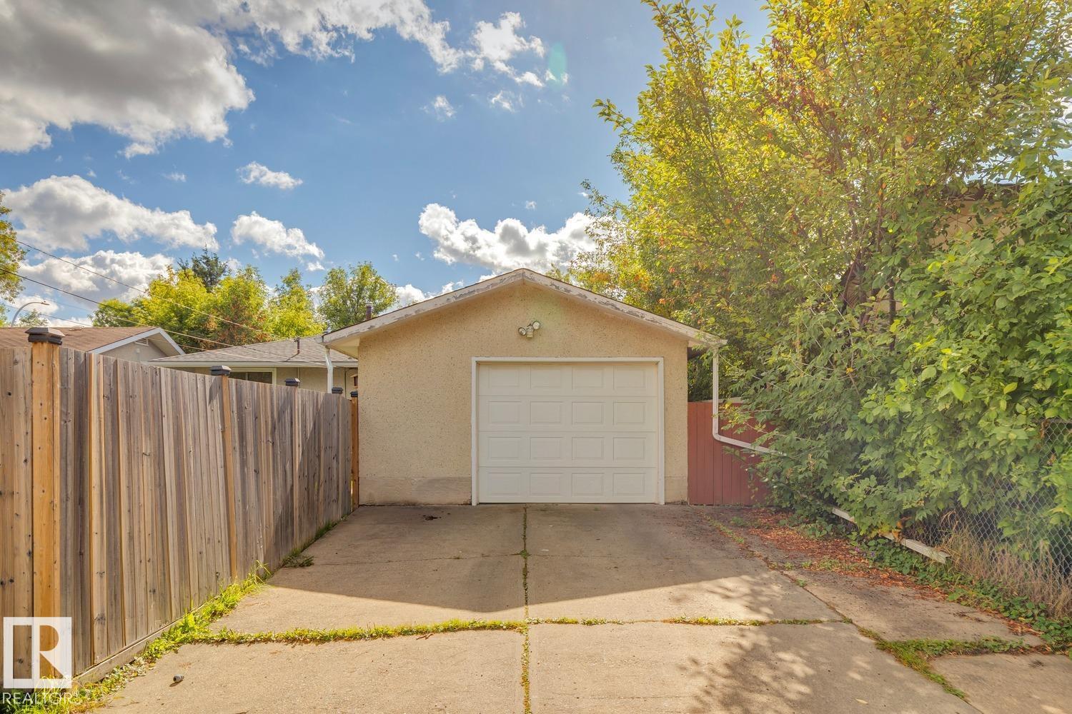 Photo 31 at 16522 104 Avenue NW, Britannia Youngstown, Edmonton