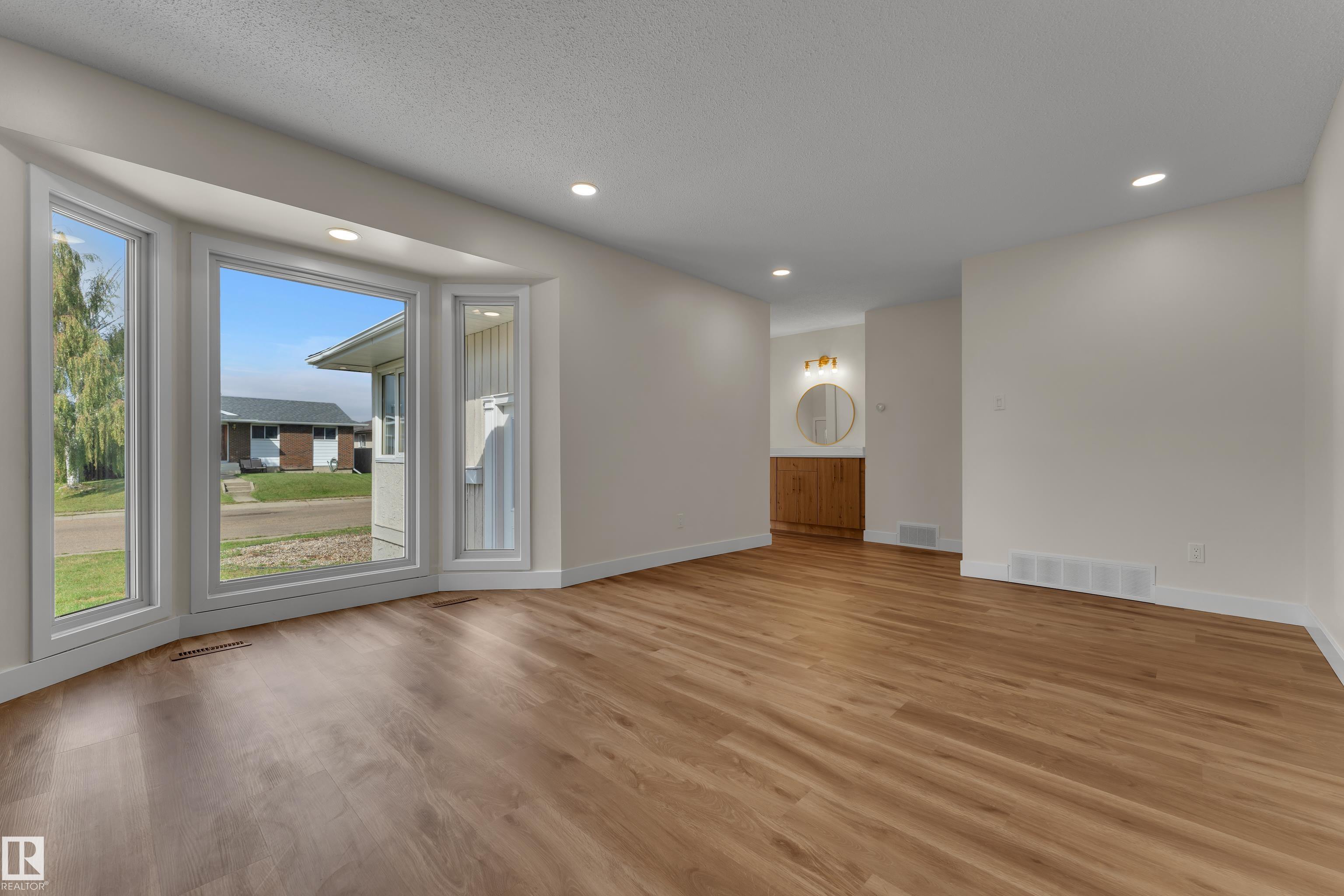 Photo 14 at 11427 141 Avenue NW, Carlisle, Edmonton