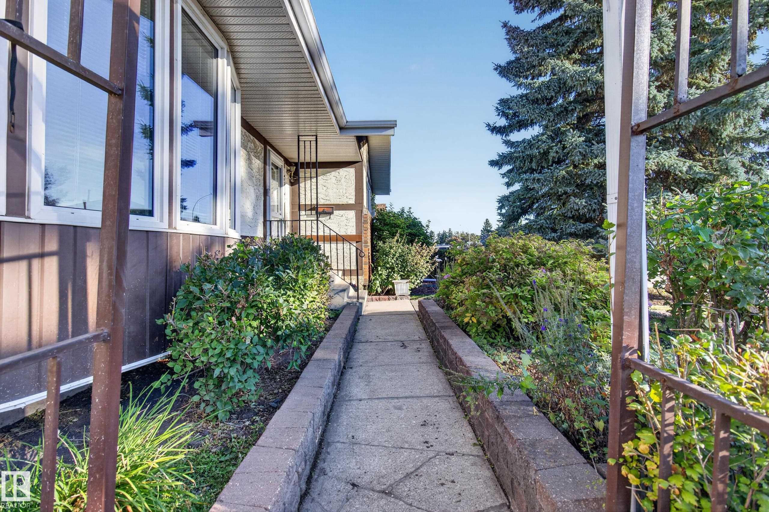Photo 7 at 3918 103b Street NW, Duggan, Edmonton
