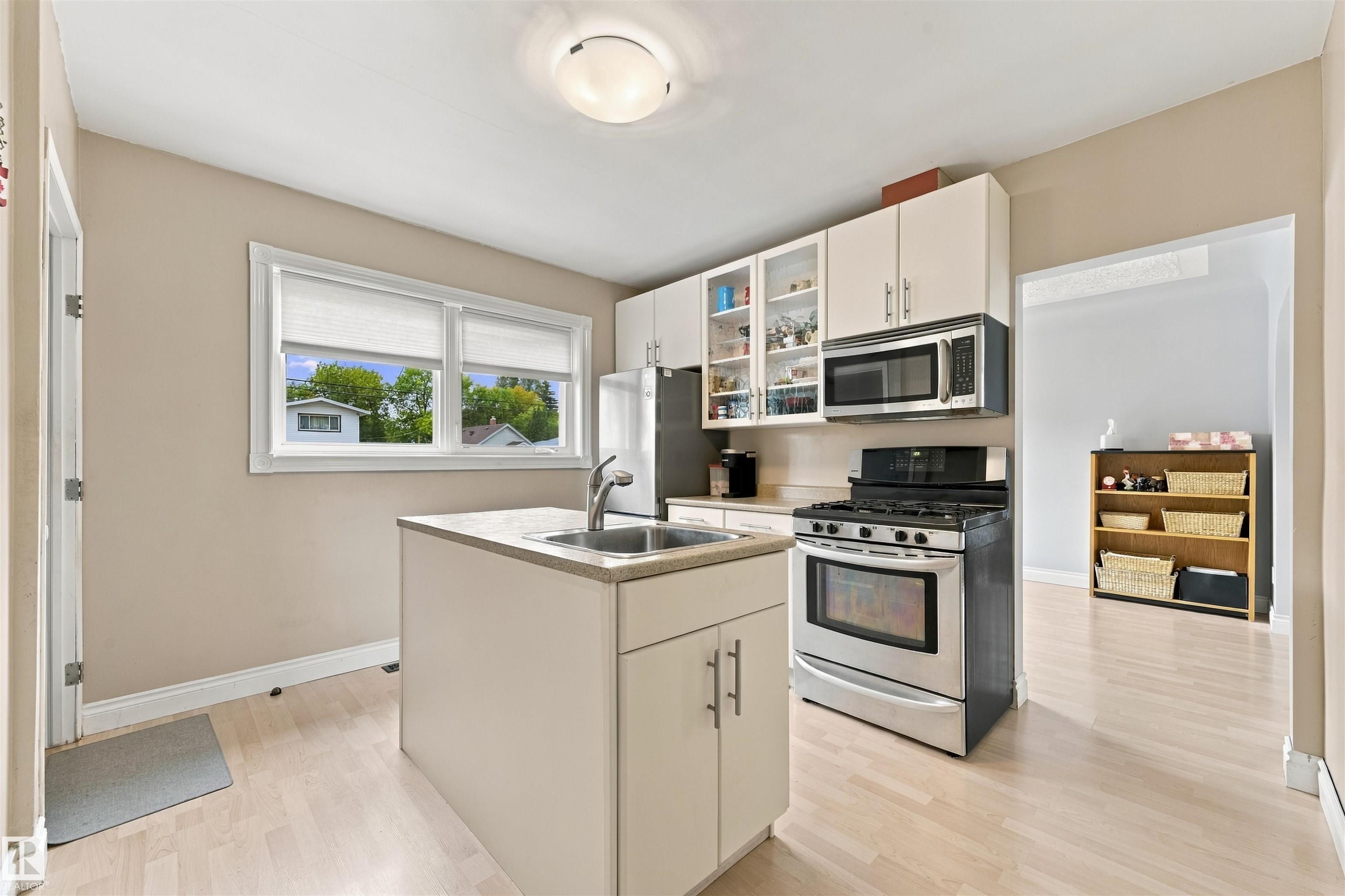 Photo 7 at 12111 95 Street NW, Alberta Avenue, Edmonton
