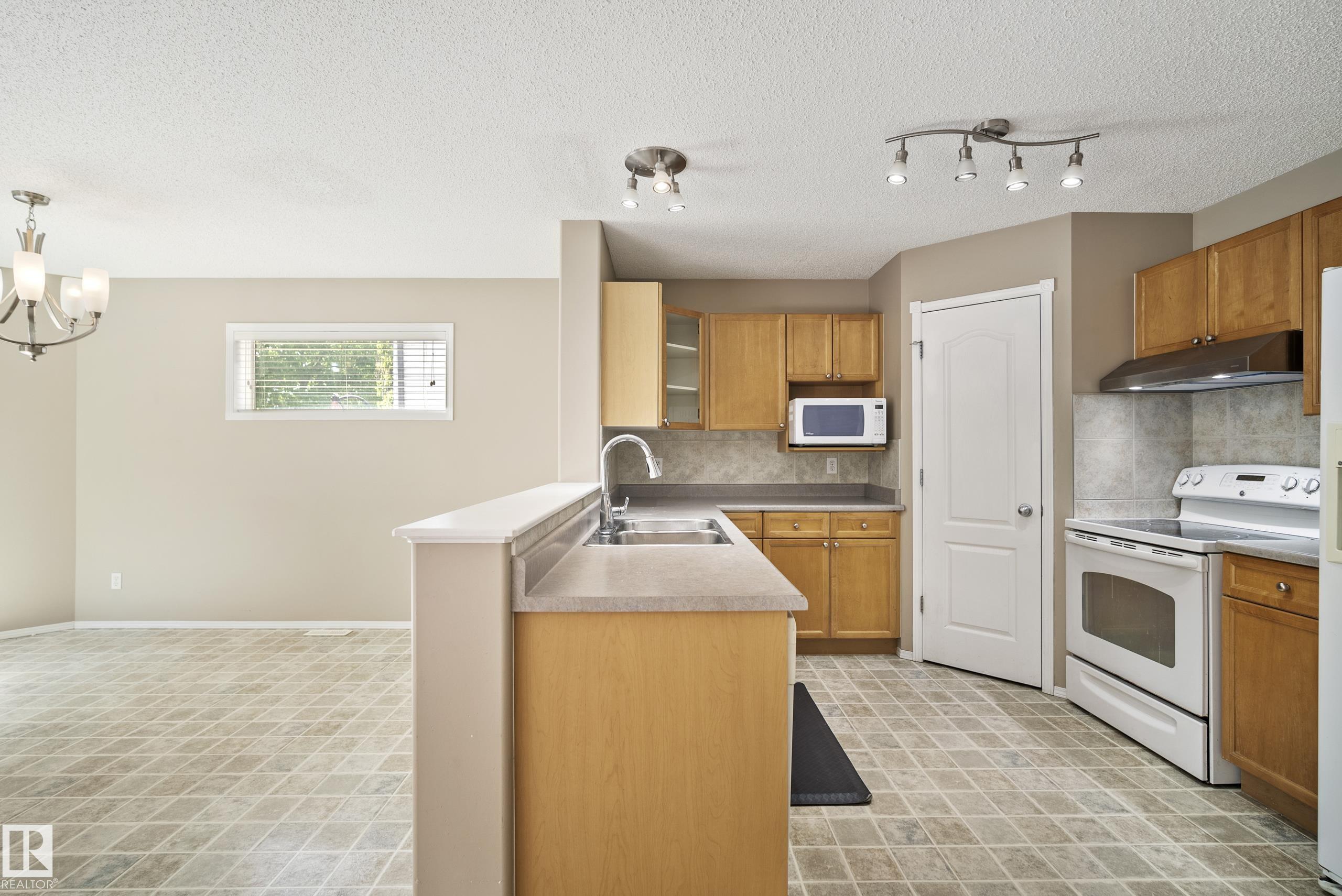 Photo 11 at 23 English Way, Erin Ridge, St. Albert