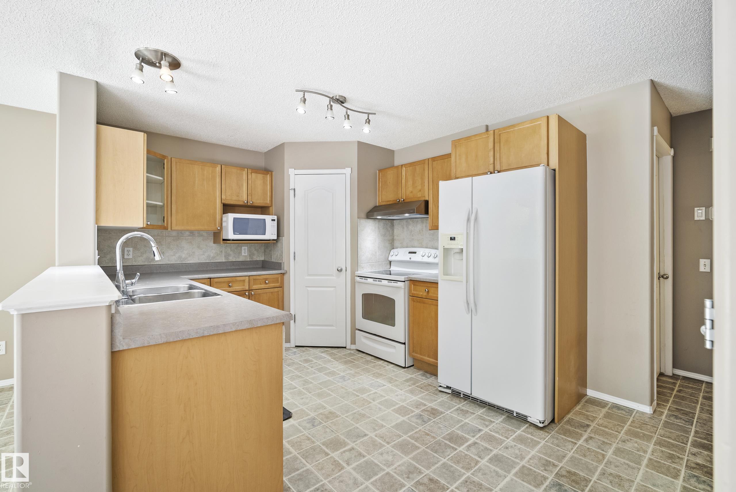 Photo 12 at 23 English Way, Erin Ridge, St. Albert