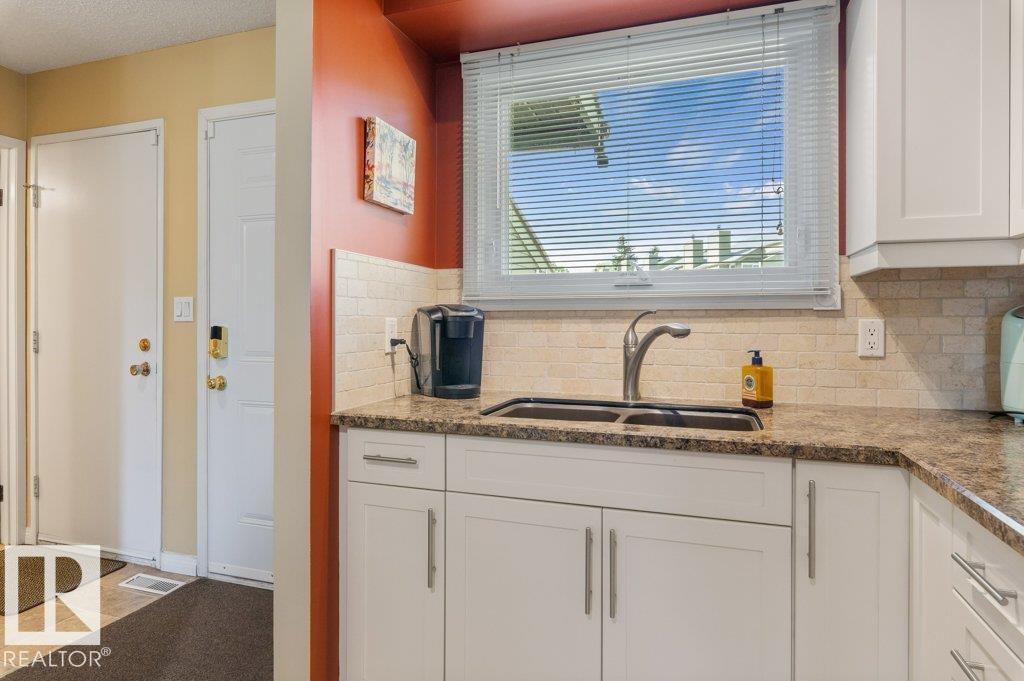 Photo 11 at 16919 95 Street NW, Lago Lindo, Edmonton