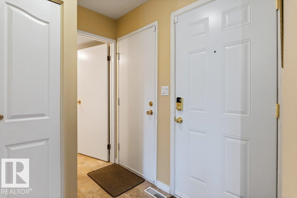 Photo 19 at 16919 95 Street NW, Lago Lindo, Edmonton