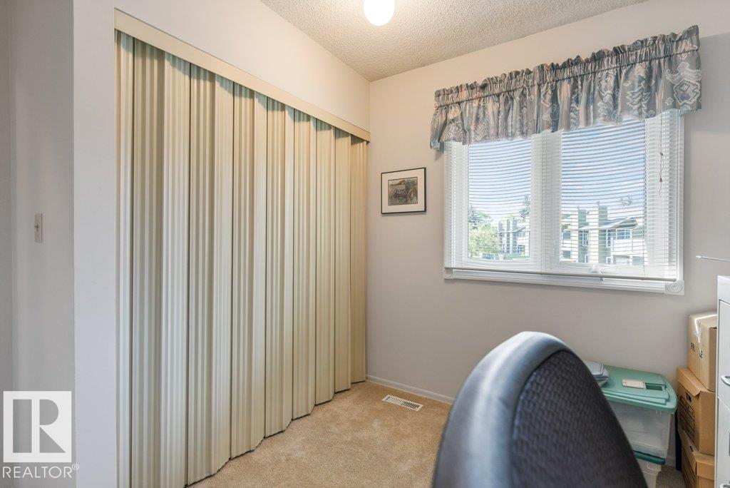 Photo 24 at 16919 95 Street NW, Lago Lindo, Edmonton