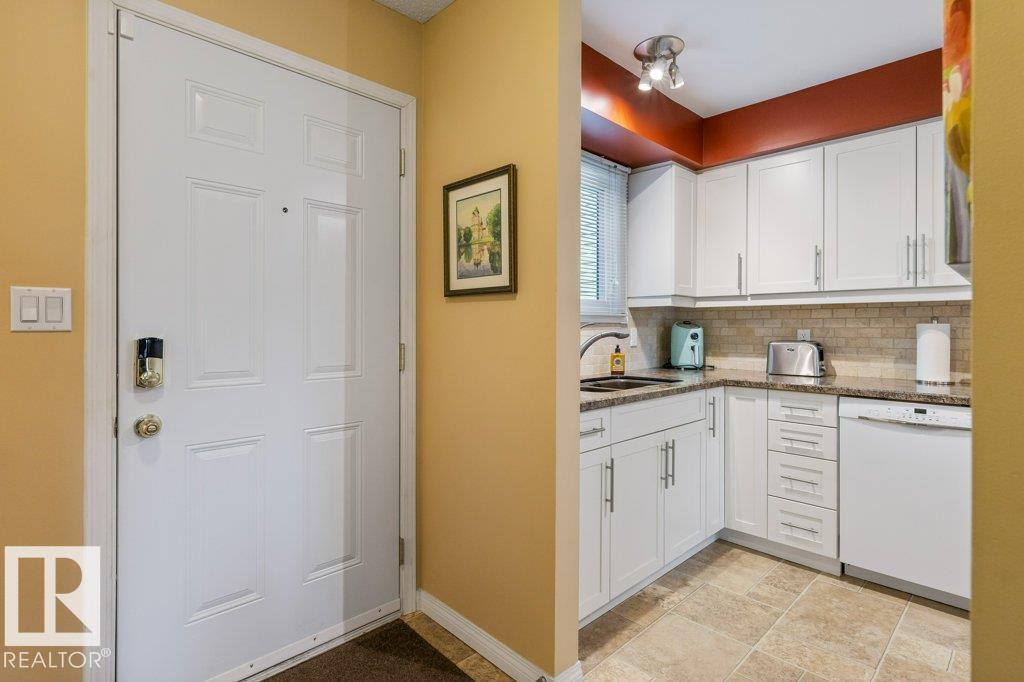 Photo 4 at 16919 95 Street NW, Lago Lindo, Edmonton