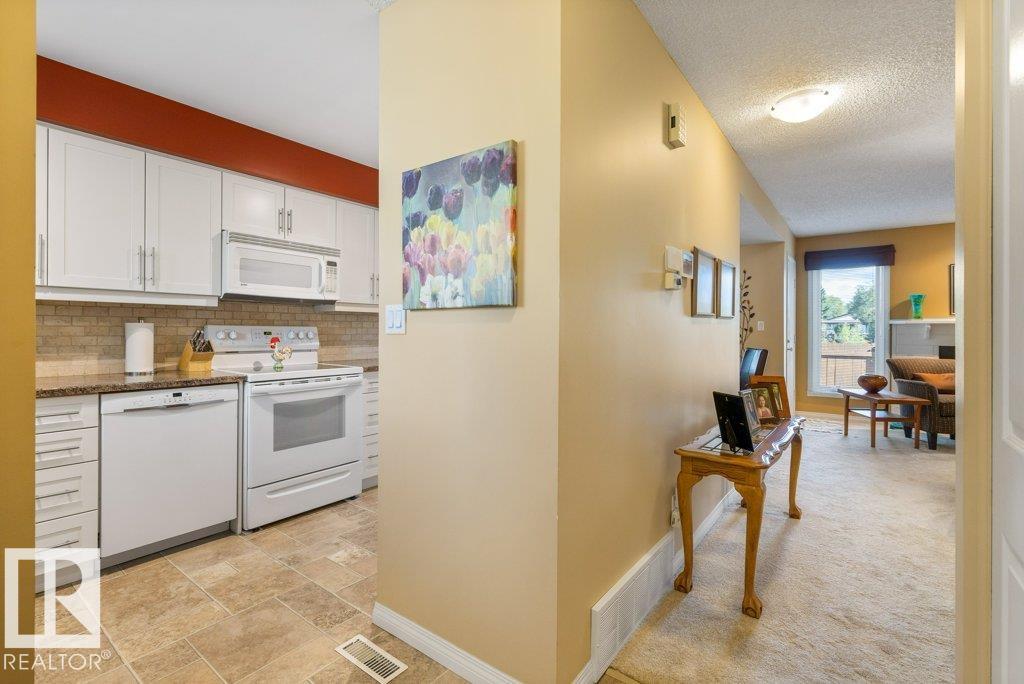Photo 5 at 16919 95 Street NW, Lago Lindo, Edmonton