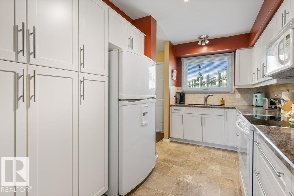 Photo 10 at 16919 95 Street NW, Lago Lindo, Edmonton