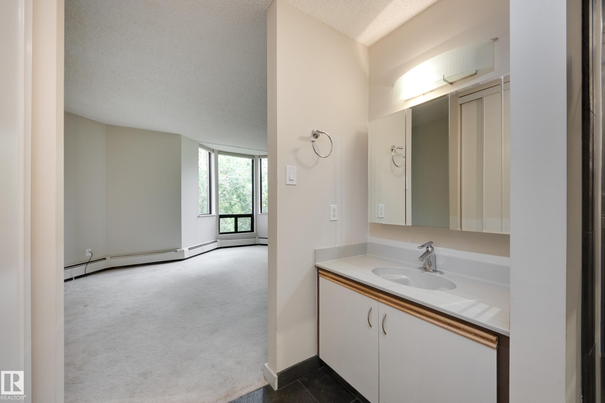 https://zimg.paragon.ice.com/ParagonImages/Property/PM/RAE/225422610/40/0/0/ed1f8bf73fd5500ff6cf0df982468104/1/af276faabcae5ad32acc39b9234a2433/225422610-1348ea81-e774-4f69-89c7-9c45e9a1c315.JPG