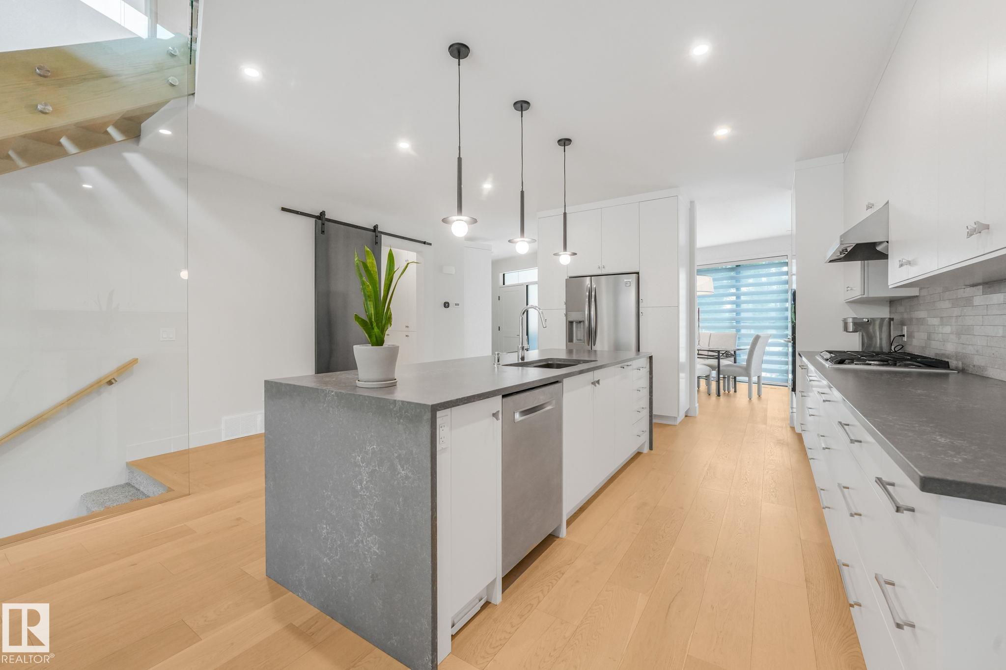 https://zimg.paragon.ice.com/ParagonImages/Property/PM/RAE/225423005/11/0/0/584fd29316cad4afc7ff84aaf70698ce/1/73272607b235a15b563f0abdaa3a0d53/225423005-7F705779-2899-4E2B-B8D3-5016C02AB109.JPG