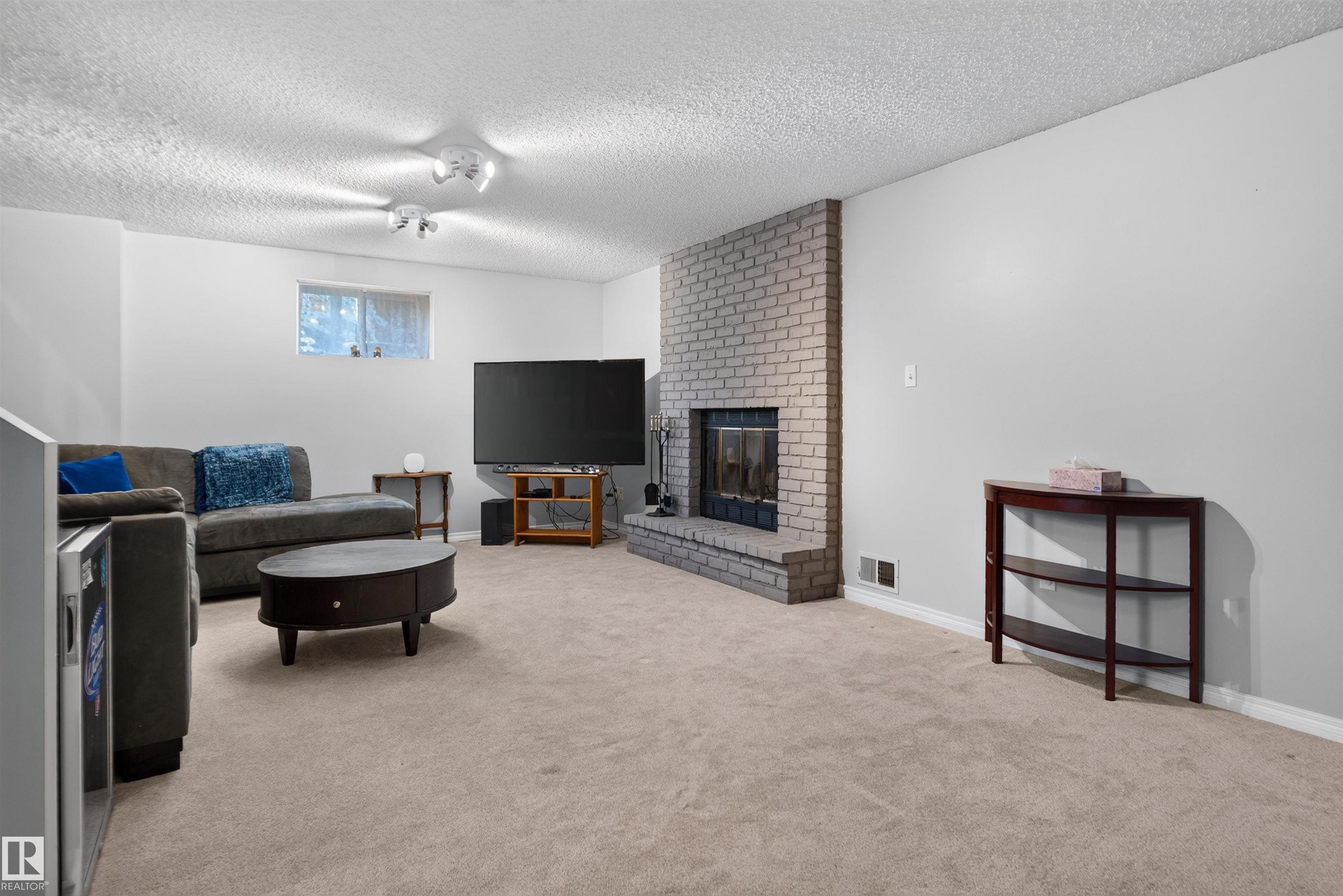 https://zimg.paragon.ice.com/ParagonImages/Property/PM/RAE/225423029/18/0/0/d0343bdefd527993e45b3b157b2d6535/1/1f34f1d6fc755af1771c5a80b1b8c969/225423029-972cfb80-5a7b-4e58-8503-54aab15b3074.JPG