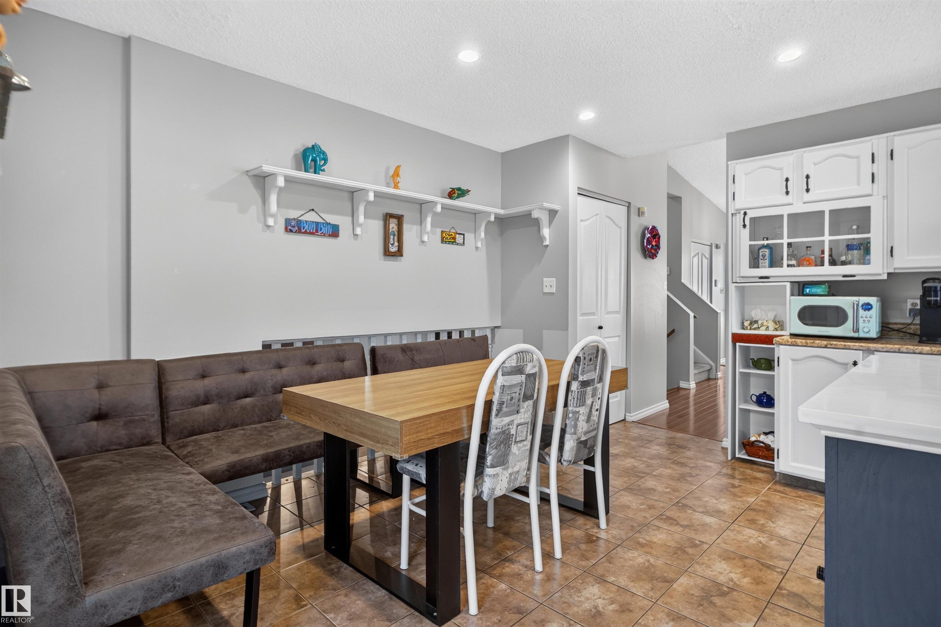 https://zimg.paragon.ice.com/ParagonImages/Property/PM/RAE/225423029/7/0/0/e4bd22e2a932a8f4061aa1051a5e94a2/1/1f34f1d6fc755af1771c5a80b1b8c969/225423029-98dba052-7ab2-4940-aa13-d92afad2712a.JPG