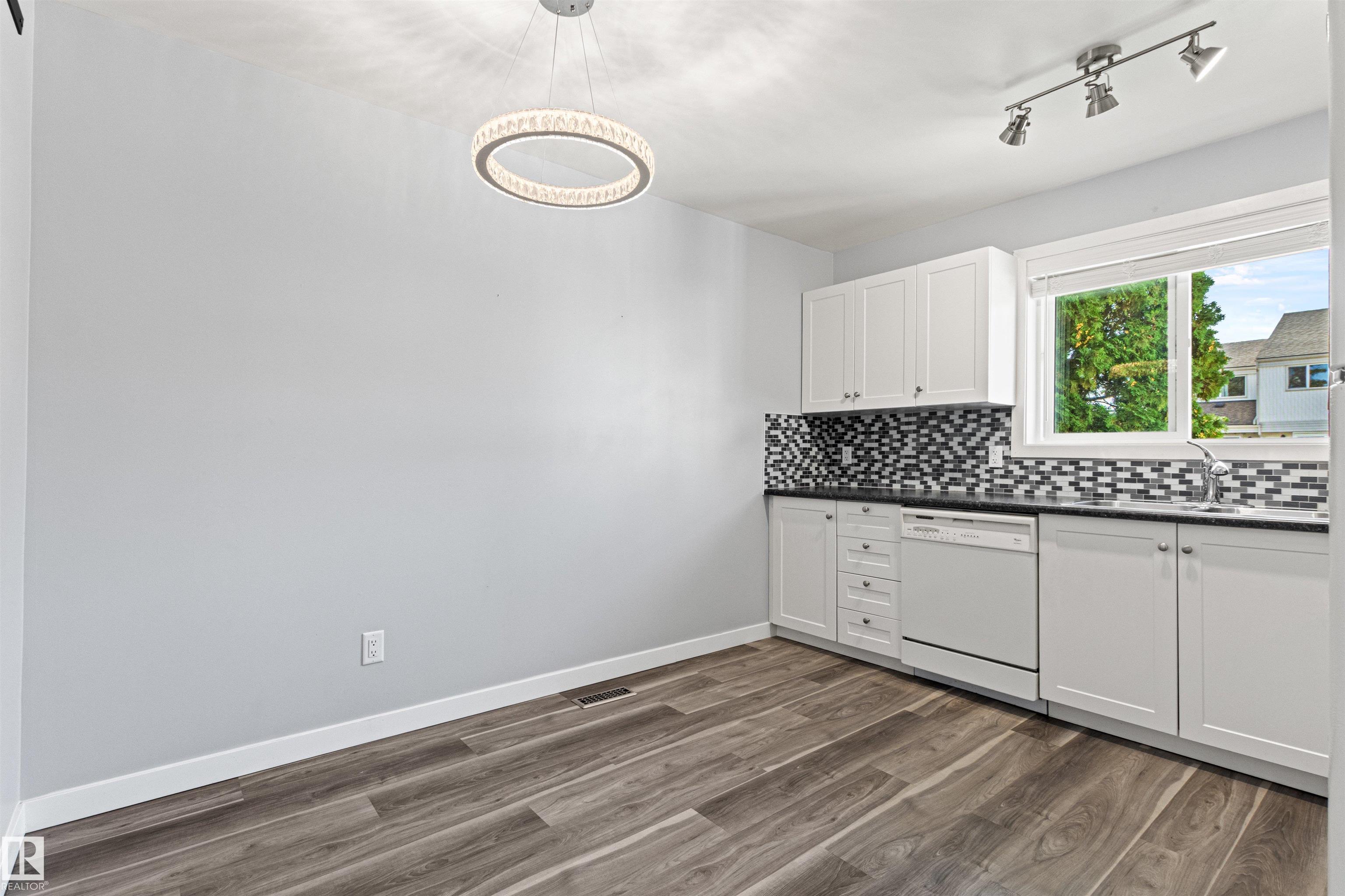 https://zimg.paragon.ice.com/ParagonImages/Property/PM/RAE/225423097/7/0/0/d10e5dba12abf74ba41cd44b0e24aa77/1/8b69b6d1ba0214c87cf84ffc1729d3fd/225423097-8ece7444-fa66-494f-b4a8-0da335e81111.JPG