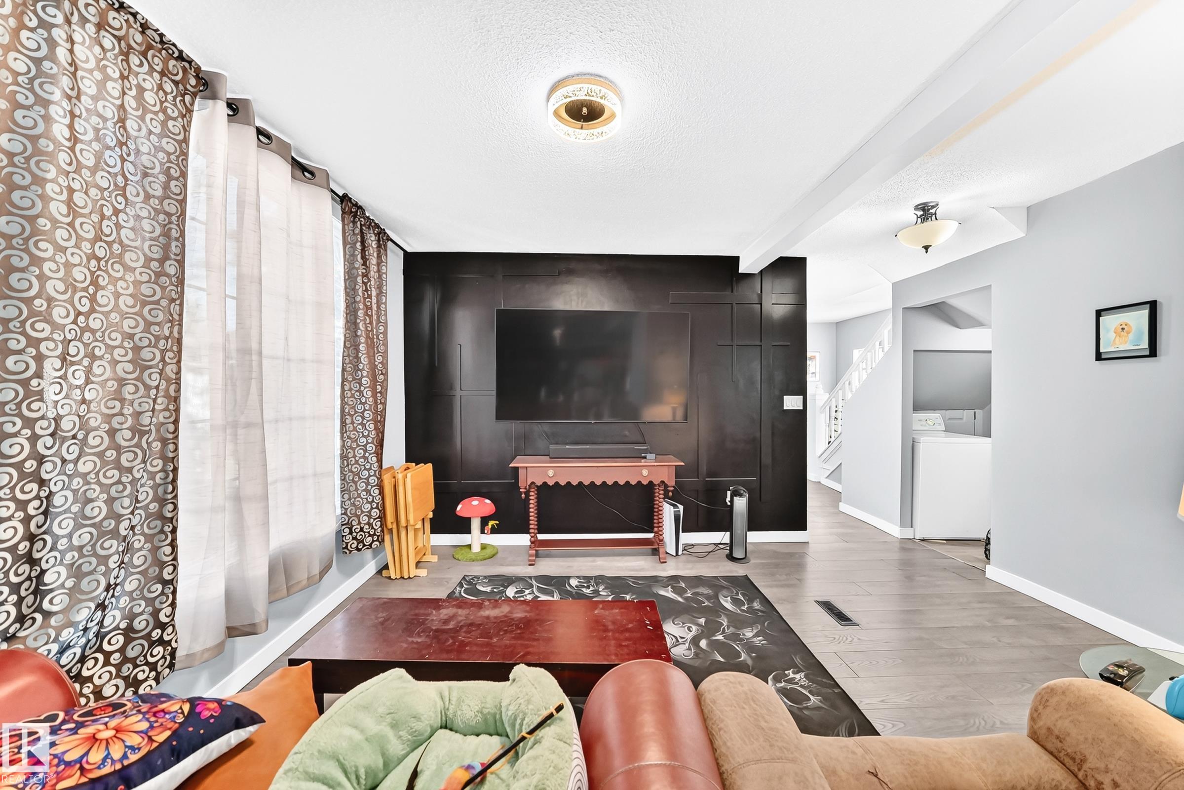 https://zimg.paragon.ice.com/ParagonImages/Property/PM/RAE/225423384/10/0/0/7125942ef654cf97f89607a33e569ecd/1/55b03bf71892dc080e0d1937c063689d/225423384-7e4bcf60-7d7d-4684-87ff-a46815931045.JPG