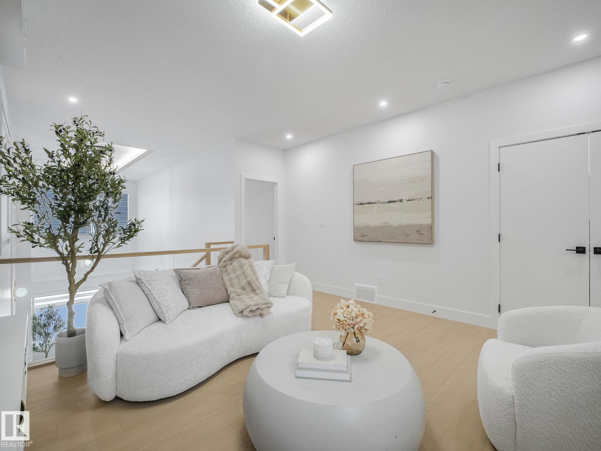 https://zimg.paragon.ice.com/ParagonImages/Property/PM/RAE/225423859/32/0/0/297727454793bca7bec4b881357ec293/1/86695579d901f6888613b796ffbd26d7/225423859-ed5b9c2e-4399-4612-8b4f-bd463c9629a2.JPG