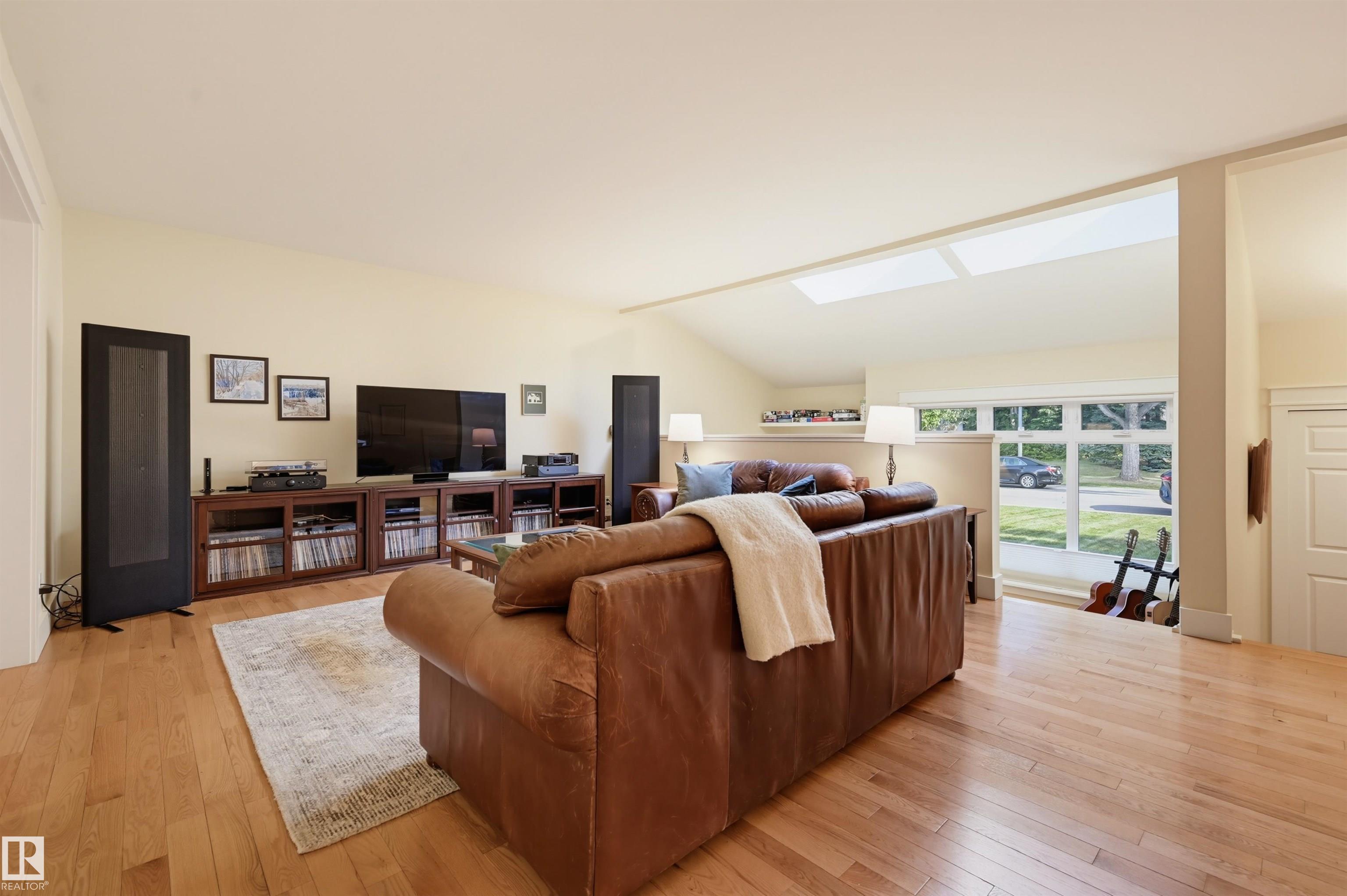 https://zimg.paragon.ice.com/ParagonImages/Property/PM/RAE/225423986/11/0/0/83c772a19ce3067069e14973e360a2cc/1/ff40e9343fba2ae884328a71fa509111/225423986-9b5ece68-2ab9-4698-8c54-b40d2b98719b.JPG
