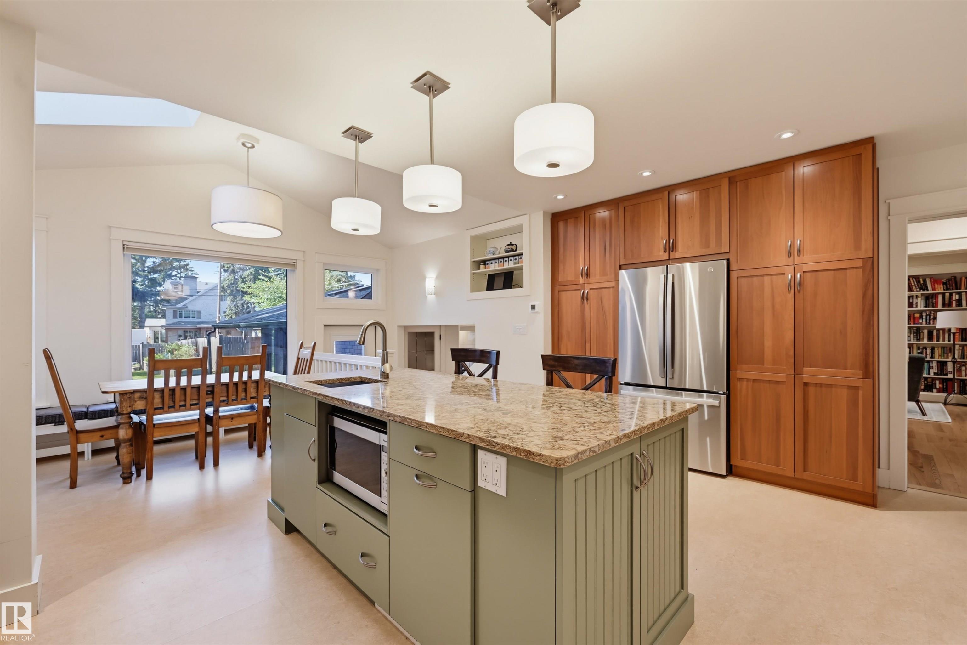 https://zimg.paragon.ice.com/ParagonImages/Property/PM/RAE/225423986/21/0/0/a8a776b41b5d417ec85b85279072d486/1/ff40e9343fba2ae884328a71fa509111/225423986-ca3c3ace-347b-40ba-bf4c-2be352e2a7de.JPG
