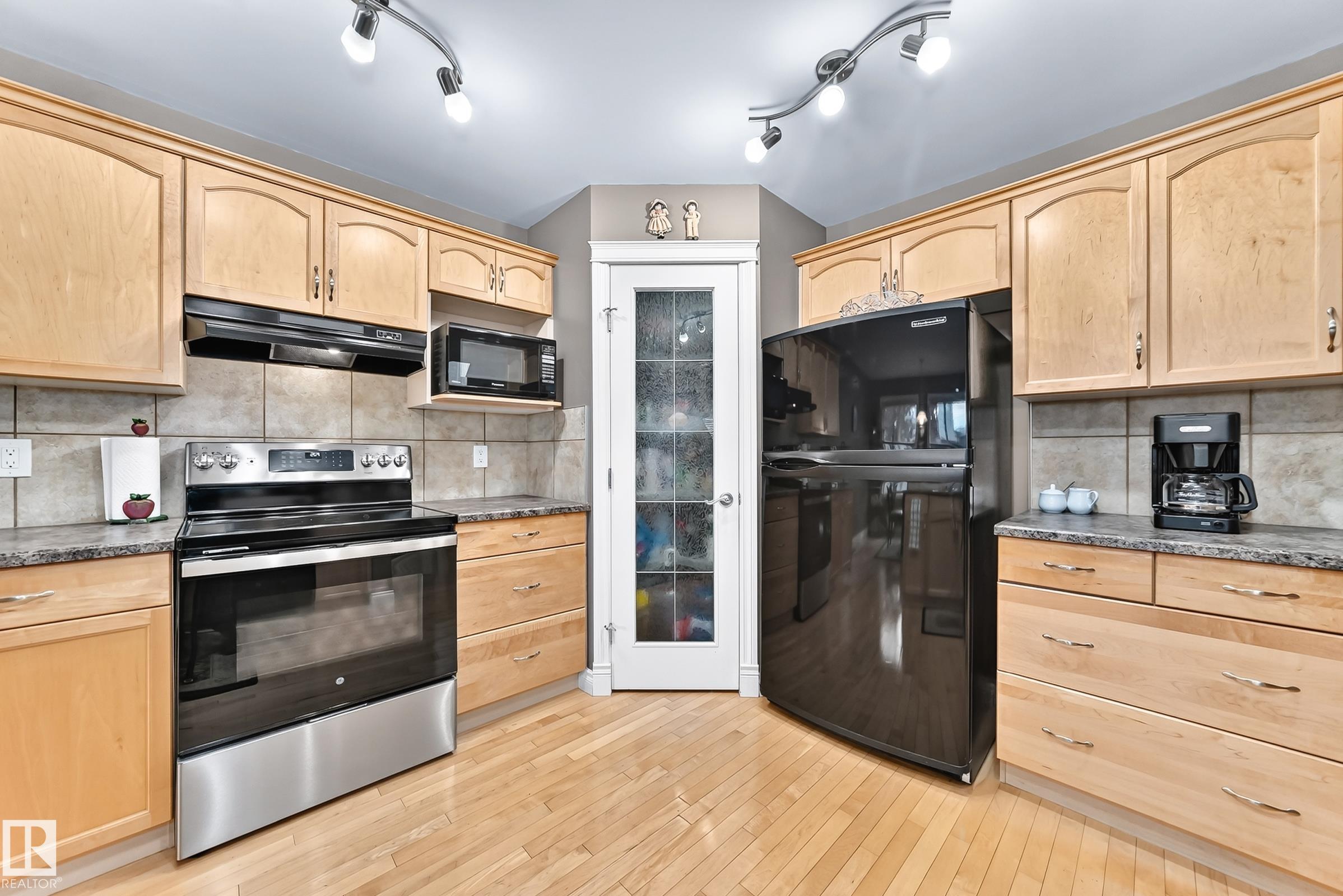 https://zimg.paragon.ice.com/ParagonImages/Property/PM/RAE/225424068/11/0/0/1272567d6d996f5d33f0aeb14f165d36/1/8a752783f73a67e908489ba0f52d8e00/225424068-bf7a4c85-0406-46ac-b182-0917490da1ab.JPG