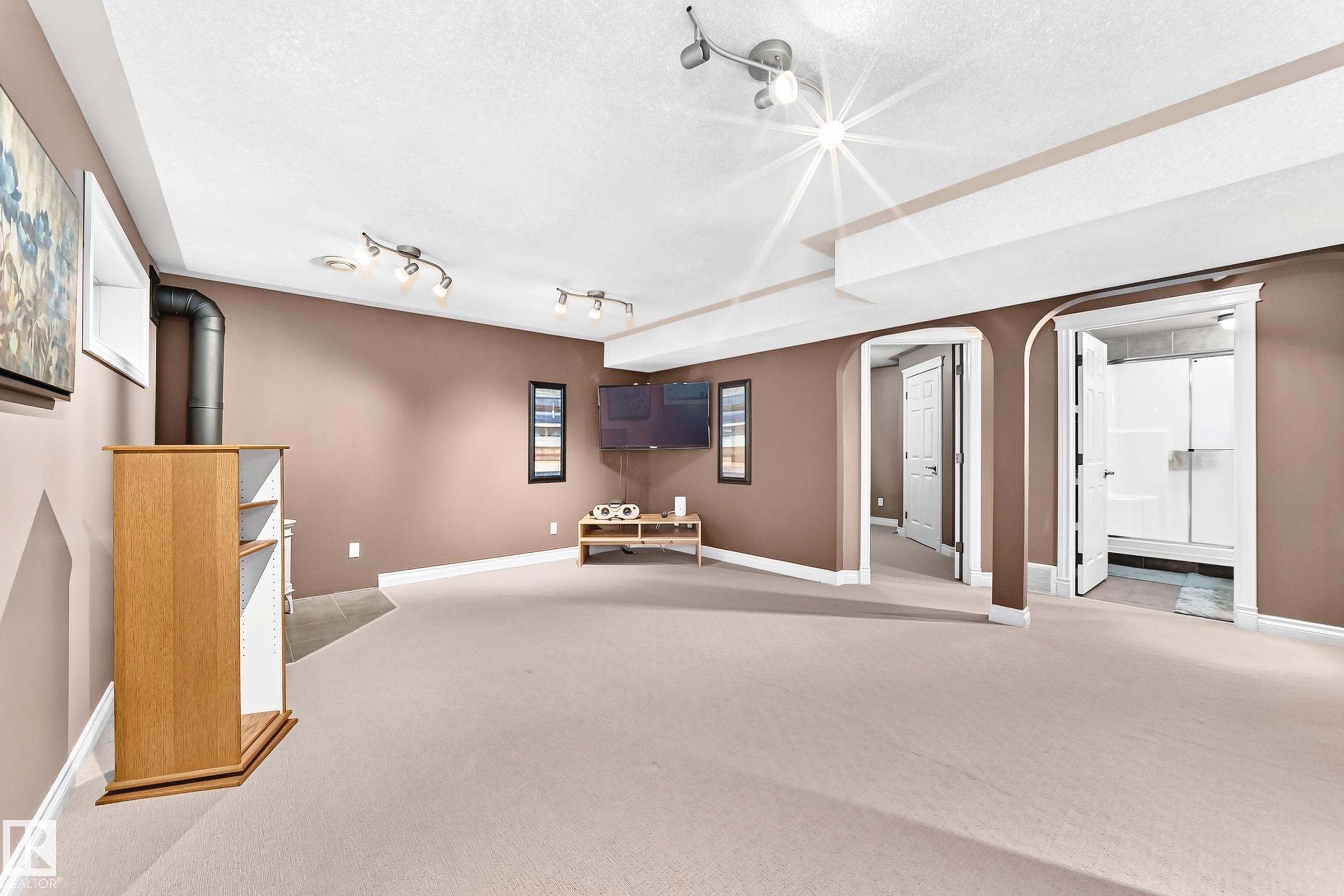 https://zimg.paragon.ice.com/ParagonImages/Property/PM/RAE/225424068/35/0/0/d8e1d0e542a0eb487bcd961000fc5d5c/1/8a752783f73a67e908489ba0f52d8e00/225424068-ea63e42a-13fb-467f-bc19-6f311b1a760b.JPG