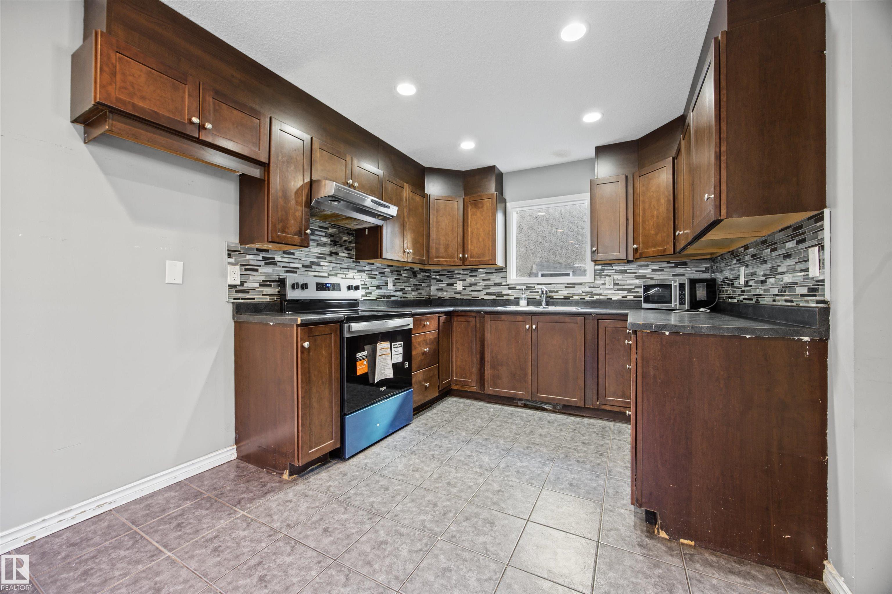 https://zimg.paragon.ice.com/ParagonImages/Property/PM/RAE/225424084/10/0/0/0ec85d258421a06f320020eba132c4d6/1/2e3fe1ebfe5d47712364c97c16b8d674/225424084-eb3a0852-fccc-4efb-ab23-d2fbb508ae15.JPG