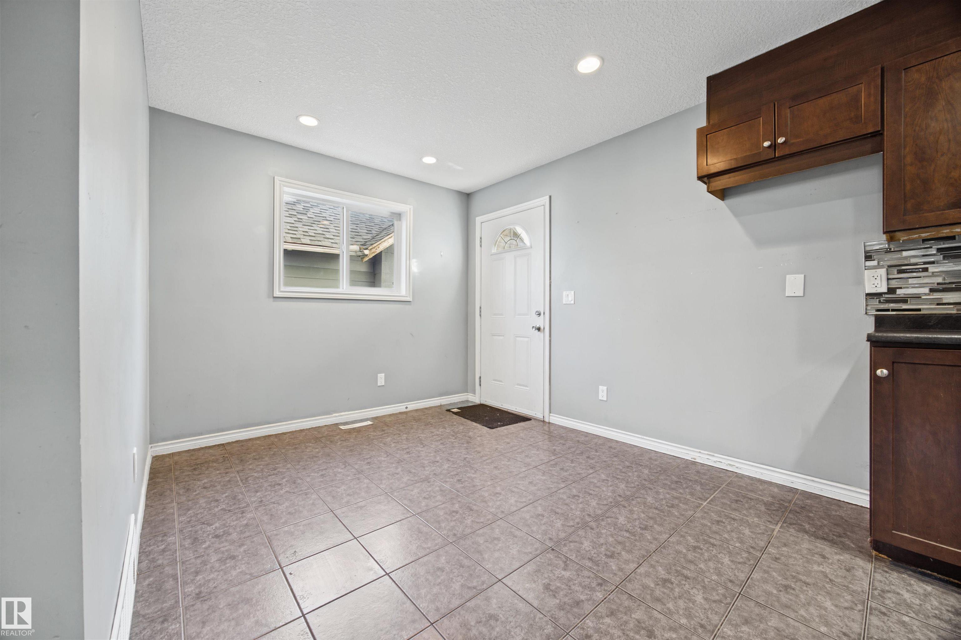 https://zimg.paragon.ice.com/ParagonImages/Property/PM/RAE/225424084/15/0/0/e42a6a094fc87a9df02fdcb31c359f41/1/2e3fe1ebfe5d47712364c97c16b8d674/225424084-2e0f38f0-6233-4c93-957d-ccdd04764b35.JPG