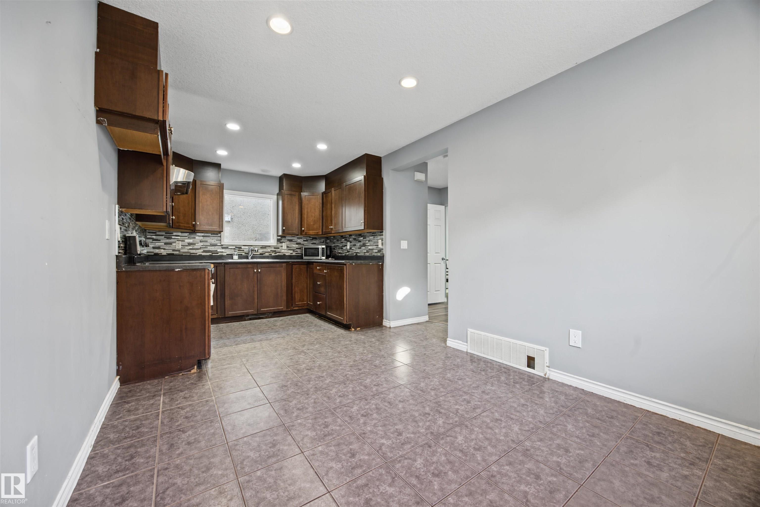 https://zimg.paragon.ice.com/ParagonImages/Property/PM/RAE/225424084/16/0/0/74ad17d87bdab293815b479ace1de6d5/1/2e3fe1ebfe5d47712364c97c16b8d674/225424084-73af8870-9bae-4201-ba34-e5bfdb296e5c.JPG