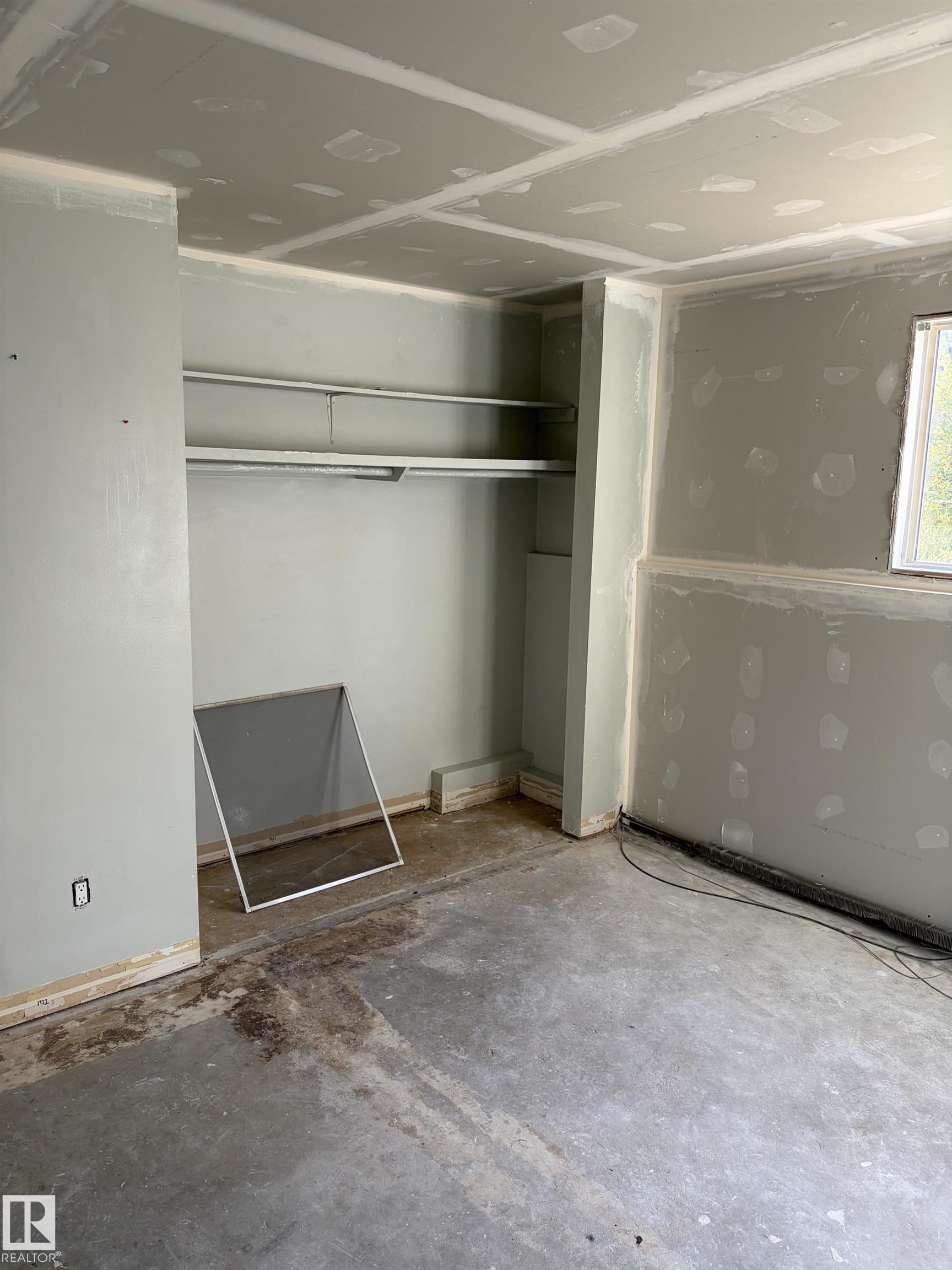 https://zimg.paragon.ice.com/ParagonImages/Property/PM/RAE/225424468/9/0/0/fc23a583cc6d010538710a7414162630/1/69307c03f440acb13f76947b087ca3f4/225424468-00f5207c-b492-47a5-a67e-4751ac4b92af.JPG