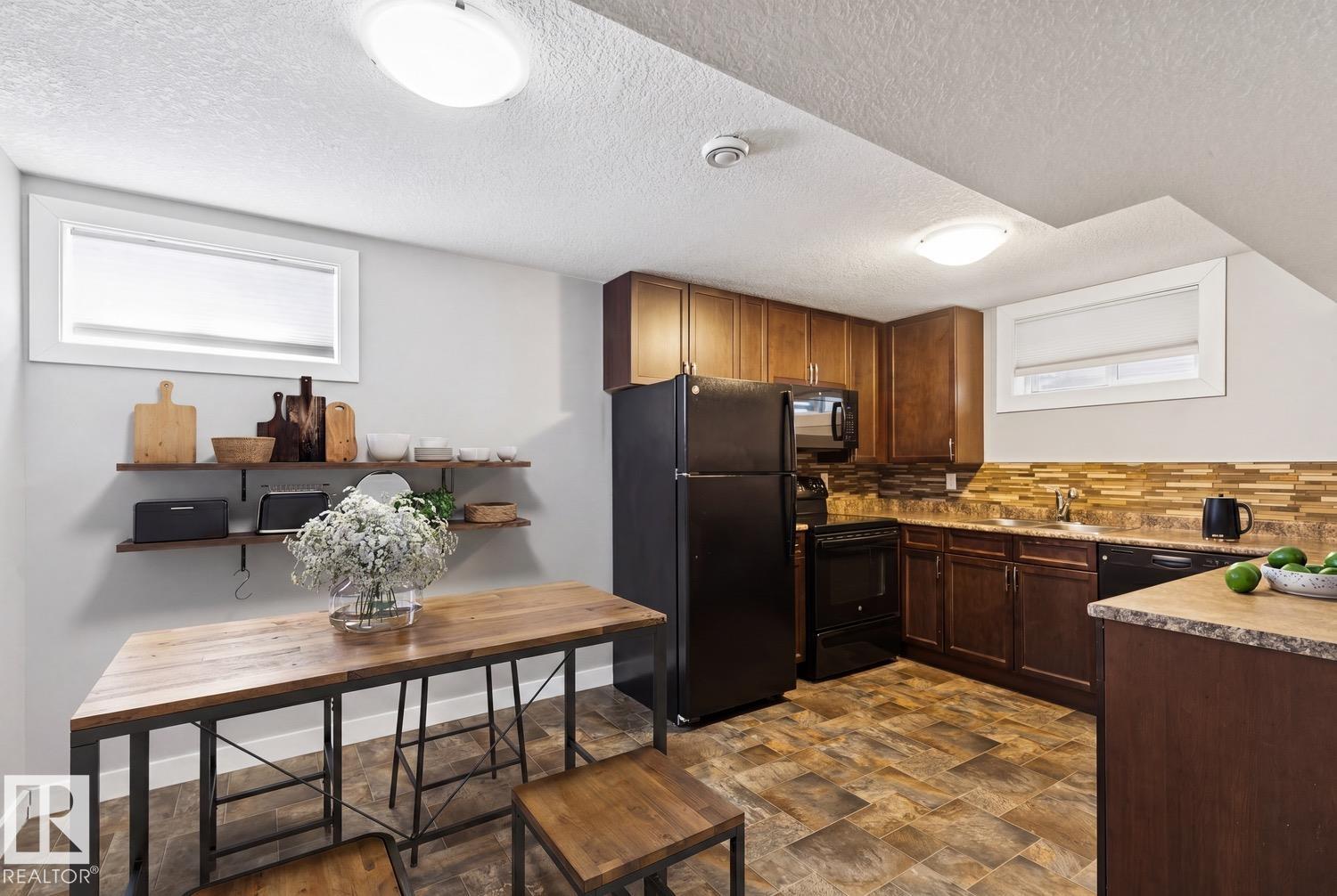 https://zimg.paragon.ice.com/ParagonImages/Property/PM/RAE/225424520/14/0/0/9b4d12dce303bd4909aebfd0b0b2a60f/1/3766724436264d83859ed60f96ce6ba8/225424520-77b585f2-4d4e-4cd6-a143-90965e0161ca.JPG