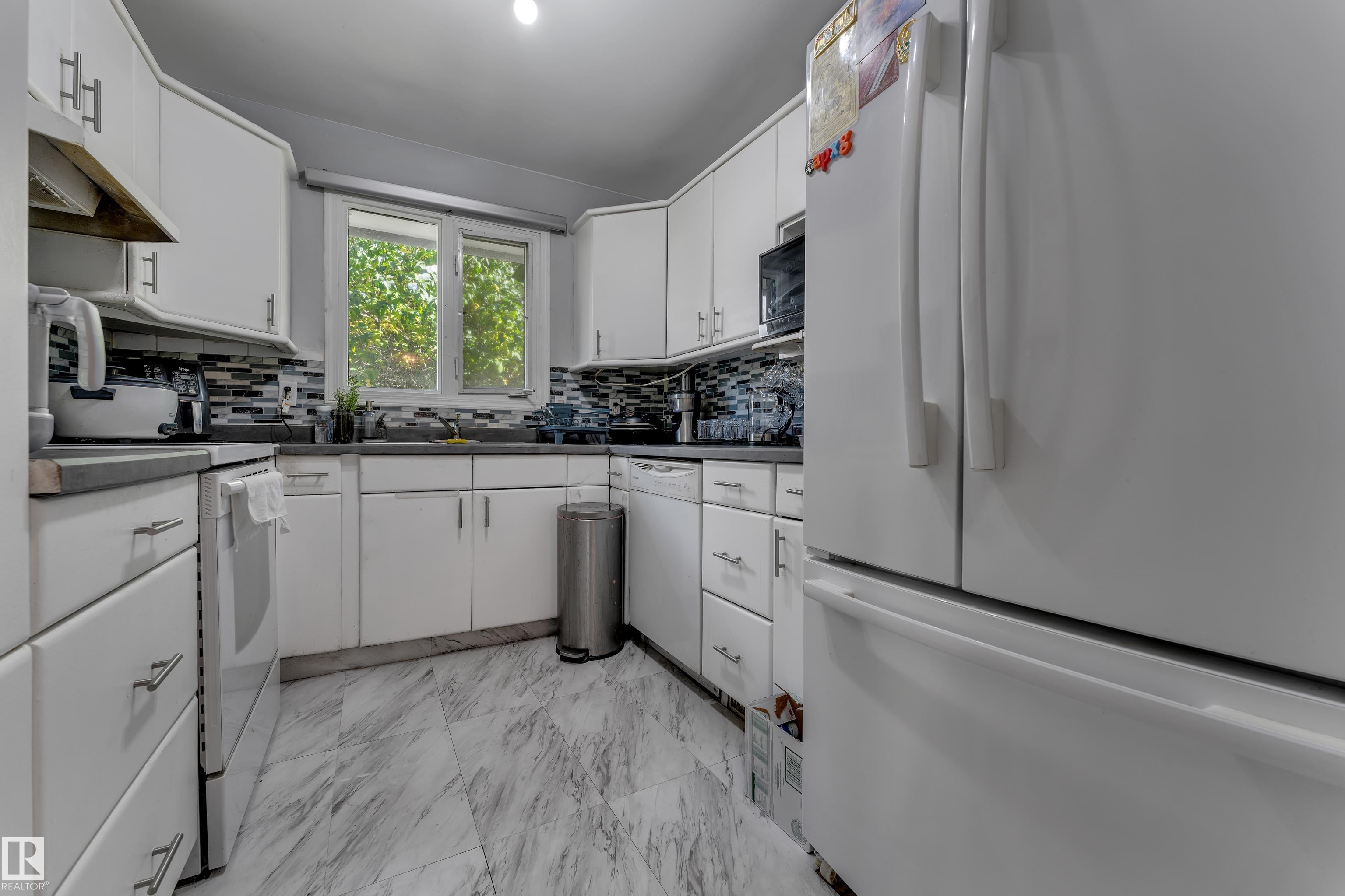 Photo 7 at 2114 38 Street NW, Daly Grove, Edmonton