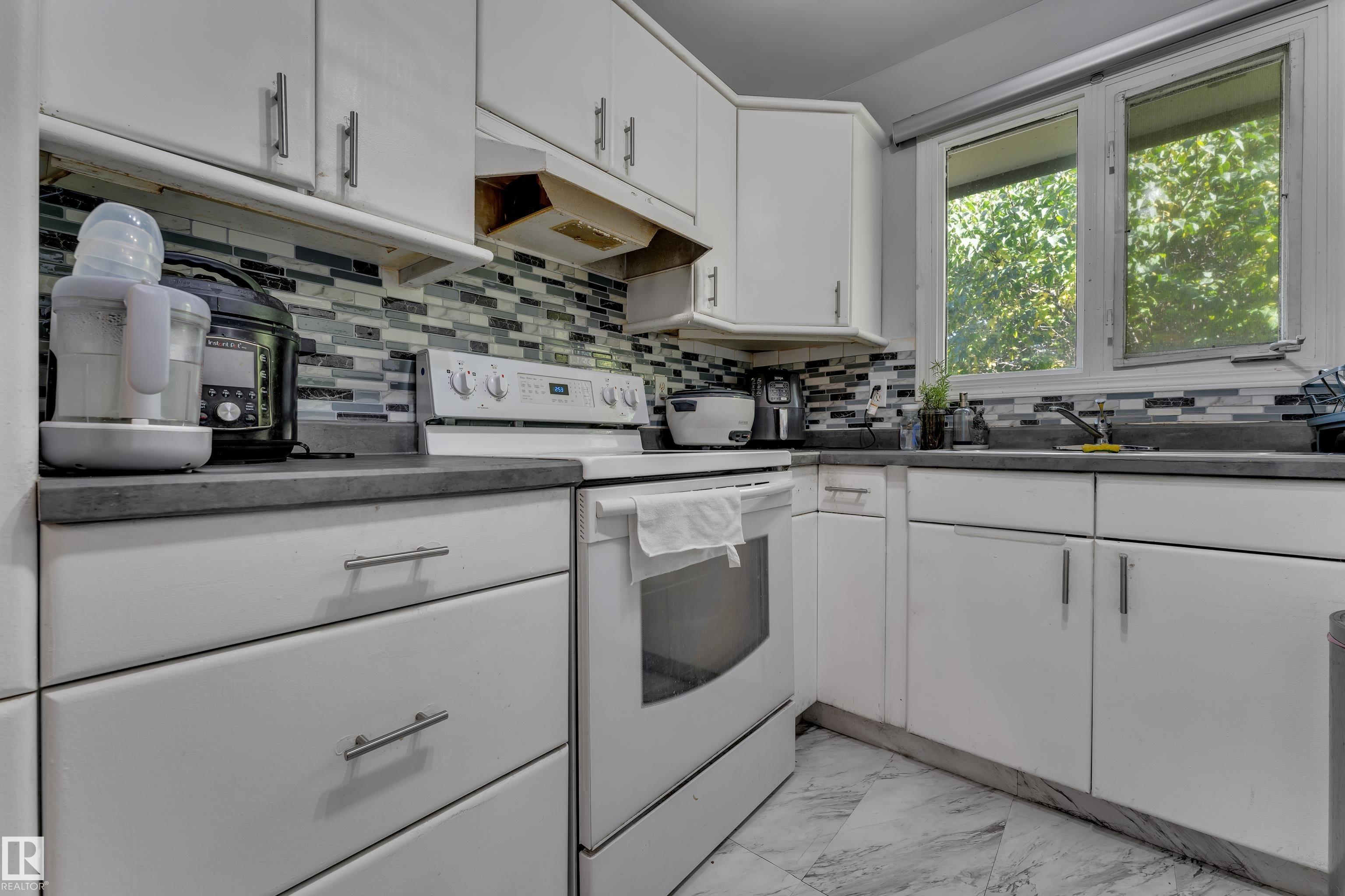 Photo 8 at 2114 38 Street NW, Daly Grove, Edmonton