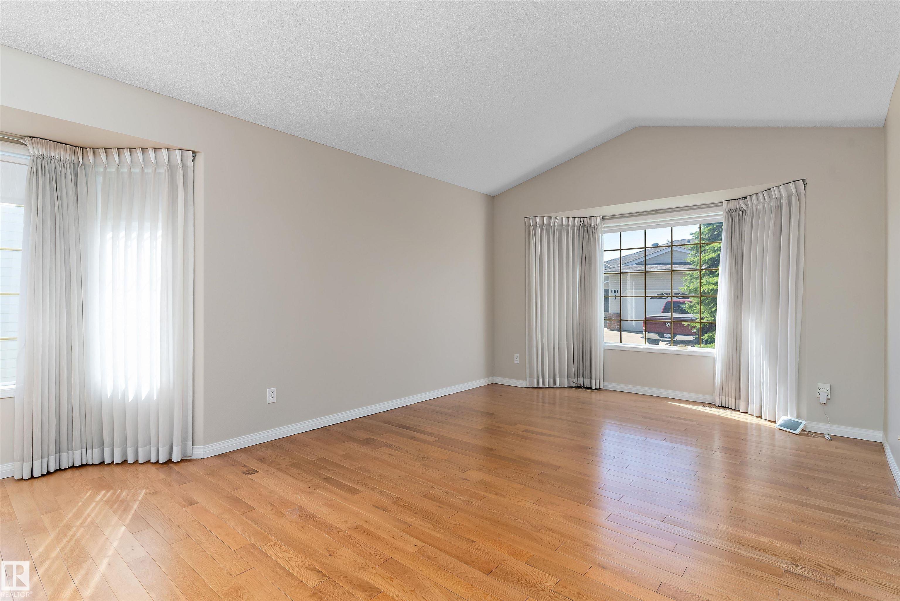Photo 7 at 933 Youville Drive W NW, Tawa, Edmonton