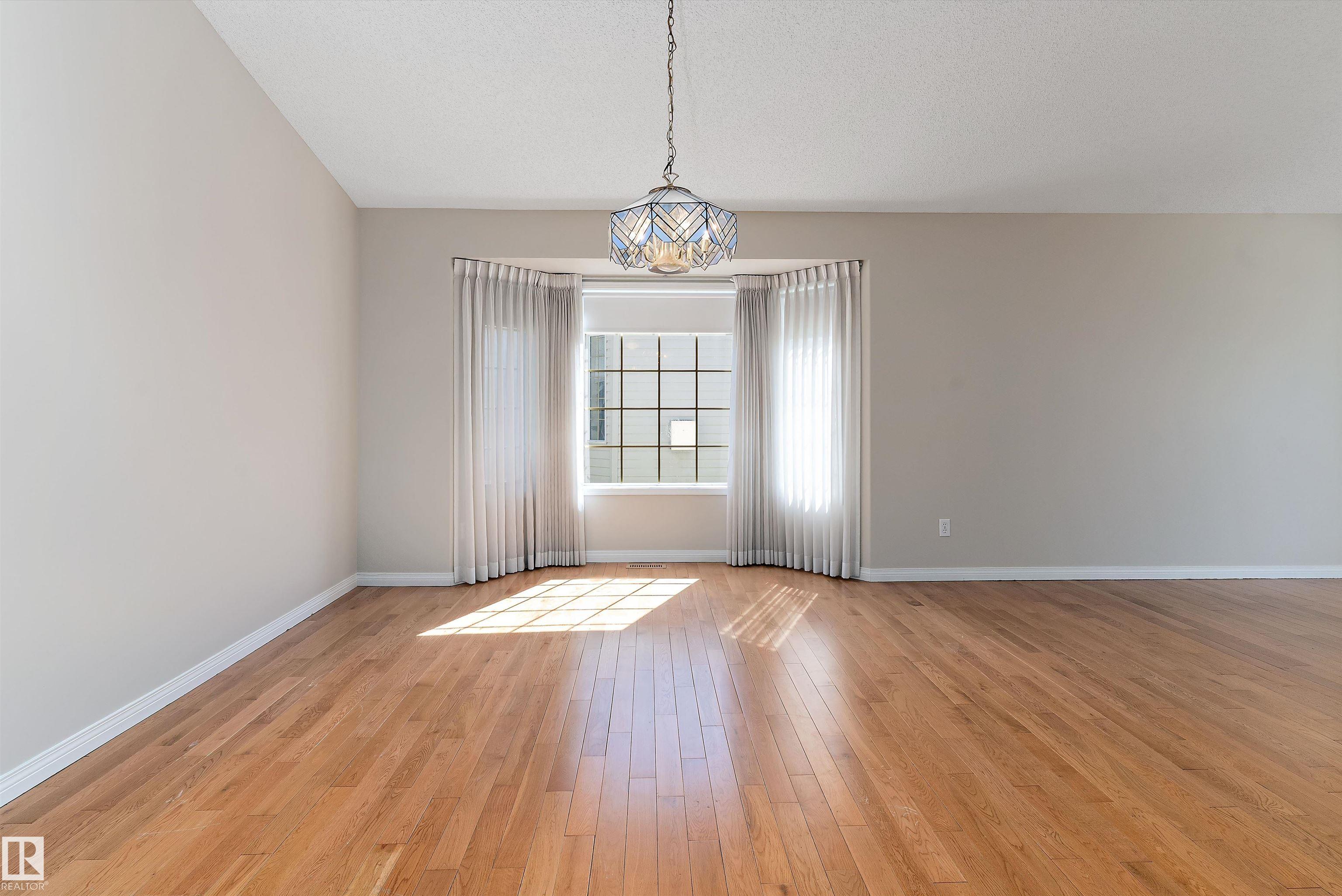 Photo 10 at 933 Youville Drive W NW, Tawa, Edmonton