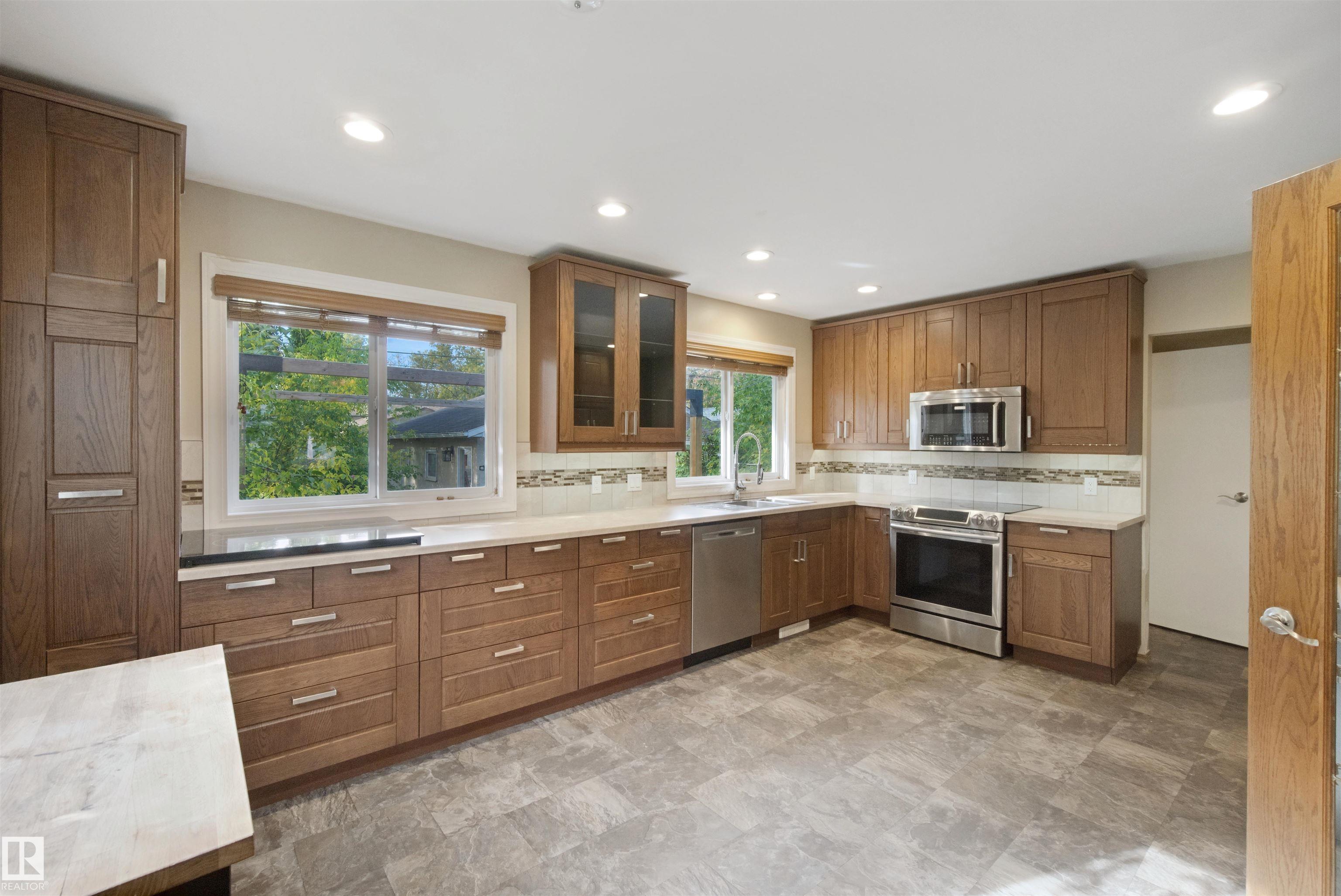 Photo 13 at 11920 37 Street NW, Beacon Heights, Edmonton