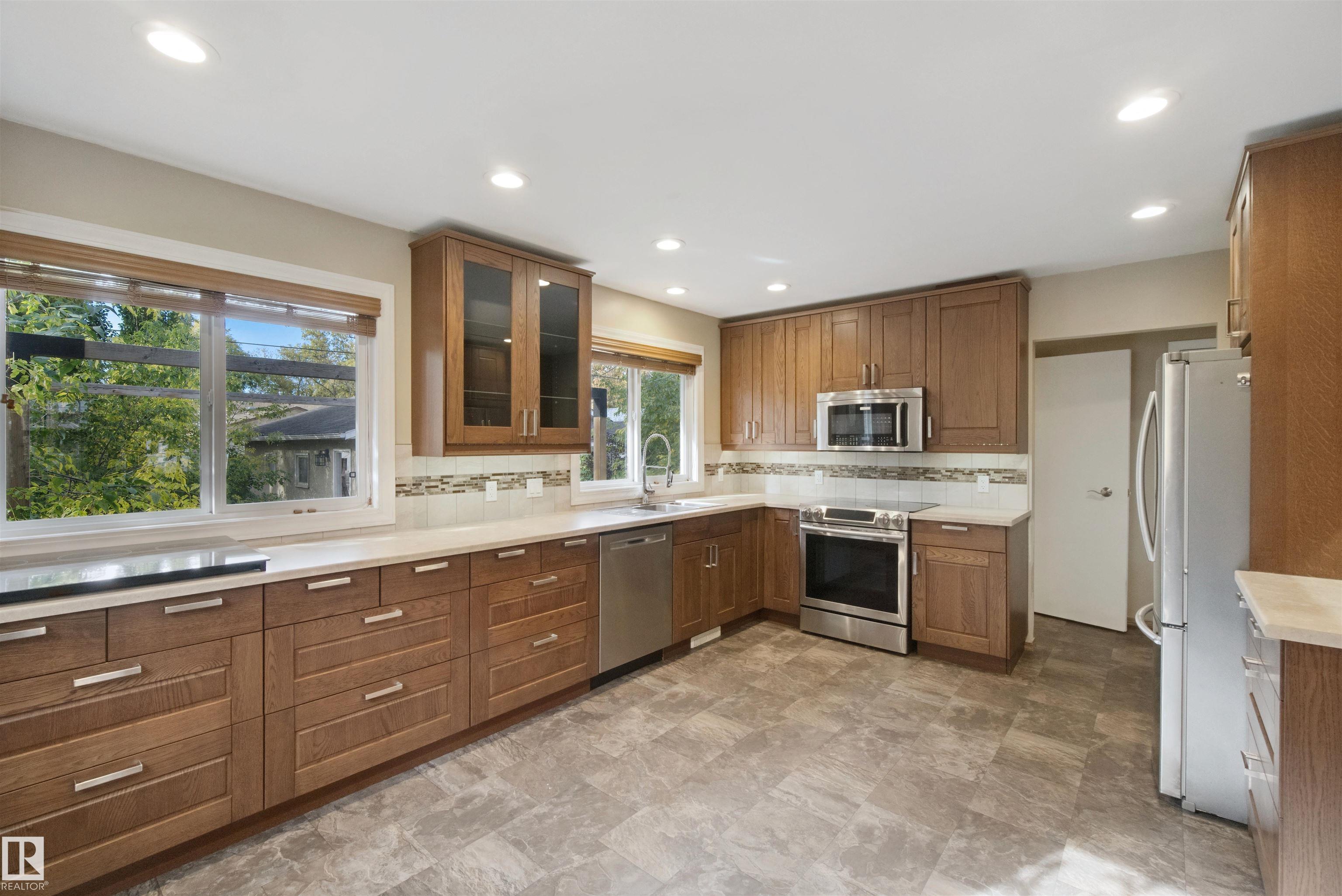 Photo 15 at 11920 37 Street NW, Beacon Heights, Edmonton
