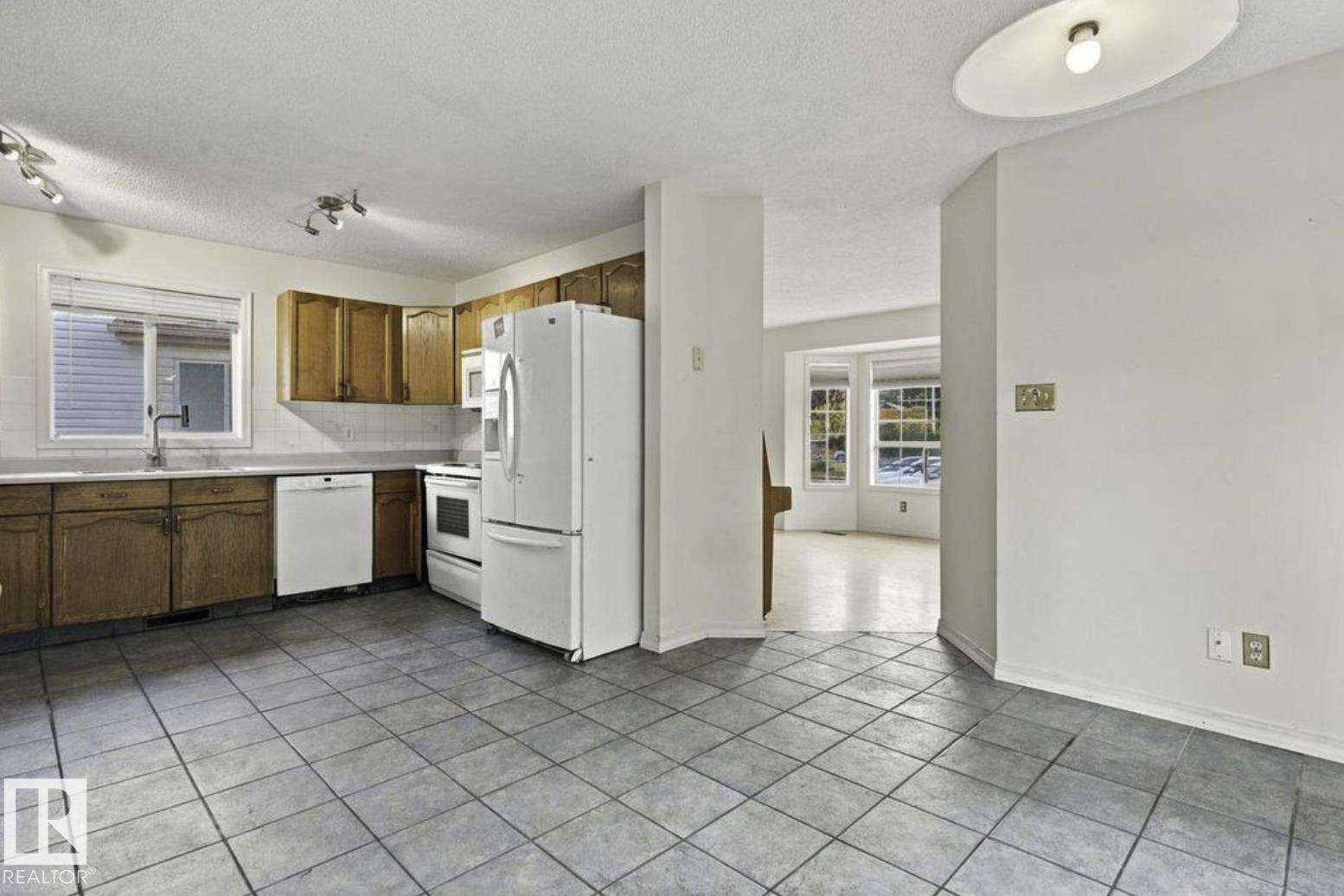 Photo 12 at 4423 36a Street NW, Kiniski Gardens, Edmonton