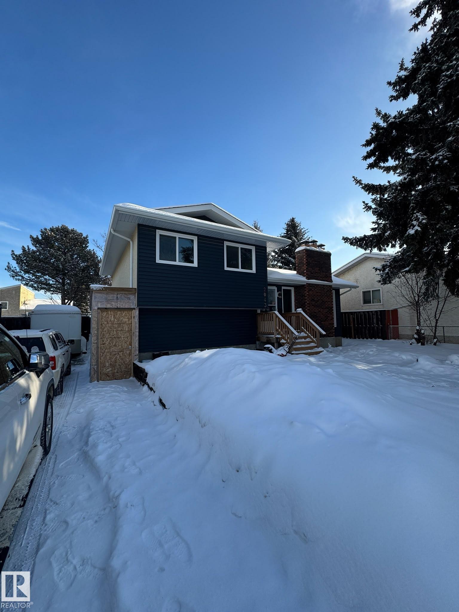 2043 49A NW, Edmonton, AB T6L 2W9