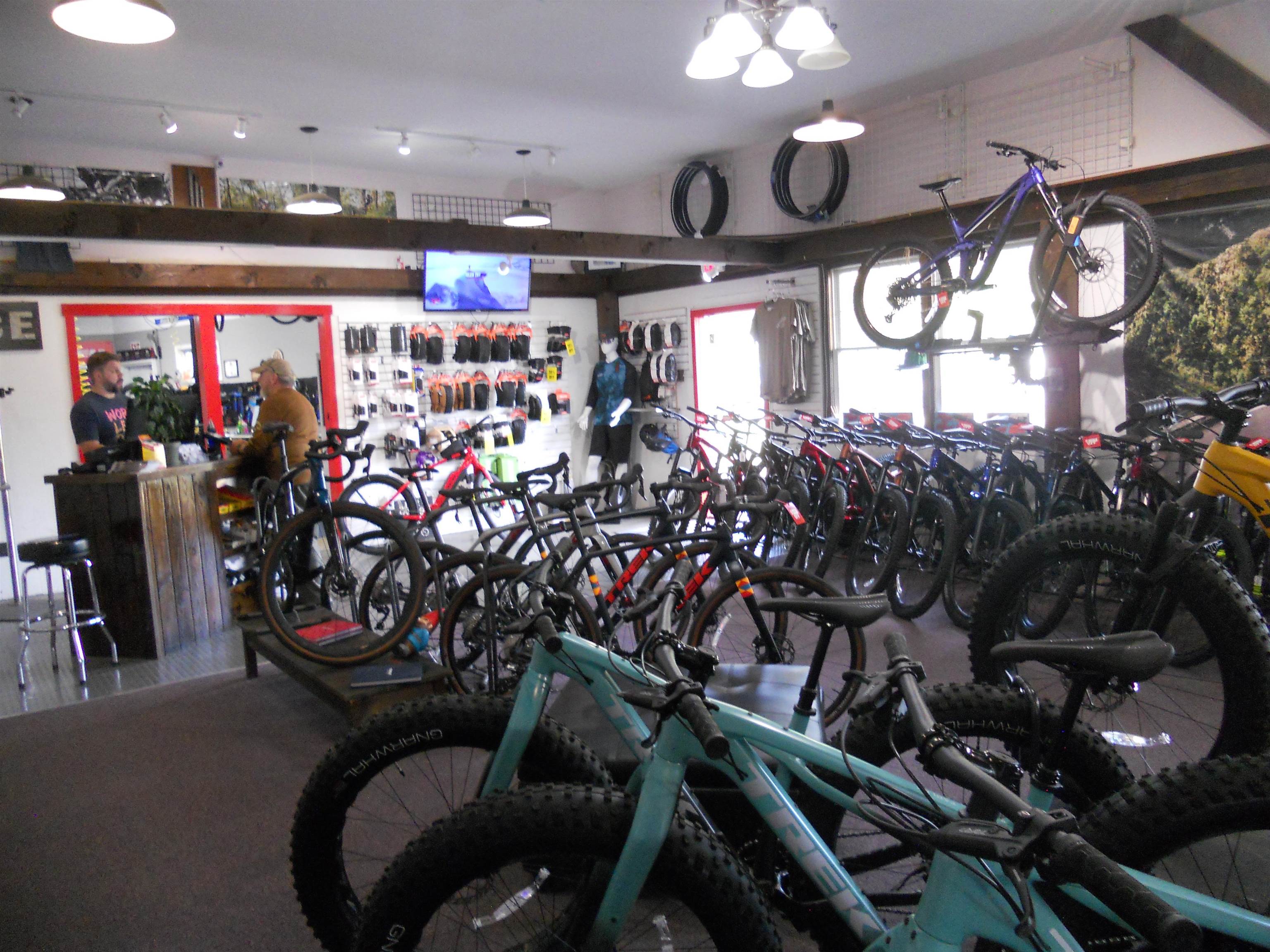 Nice Light Retail Space 20726705