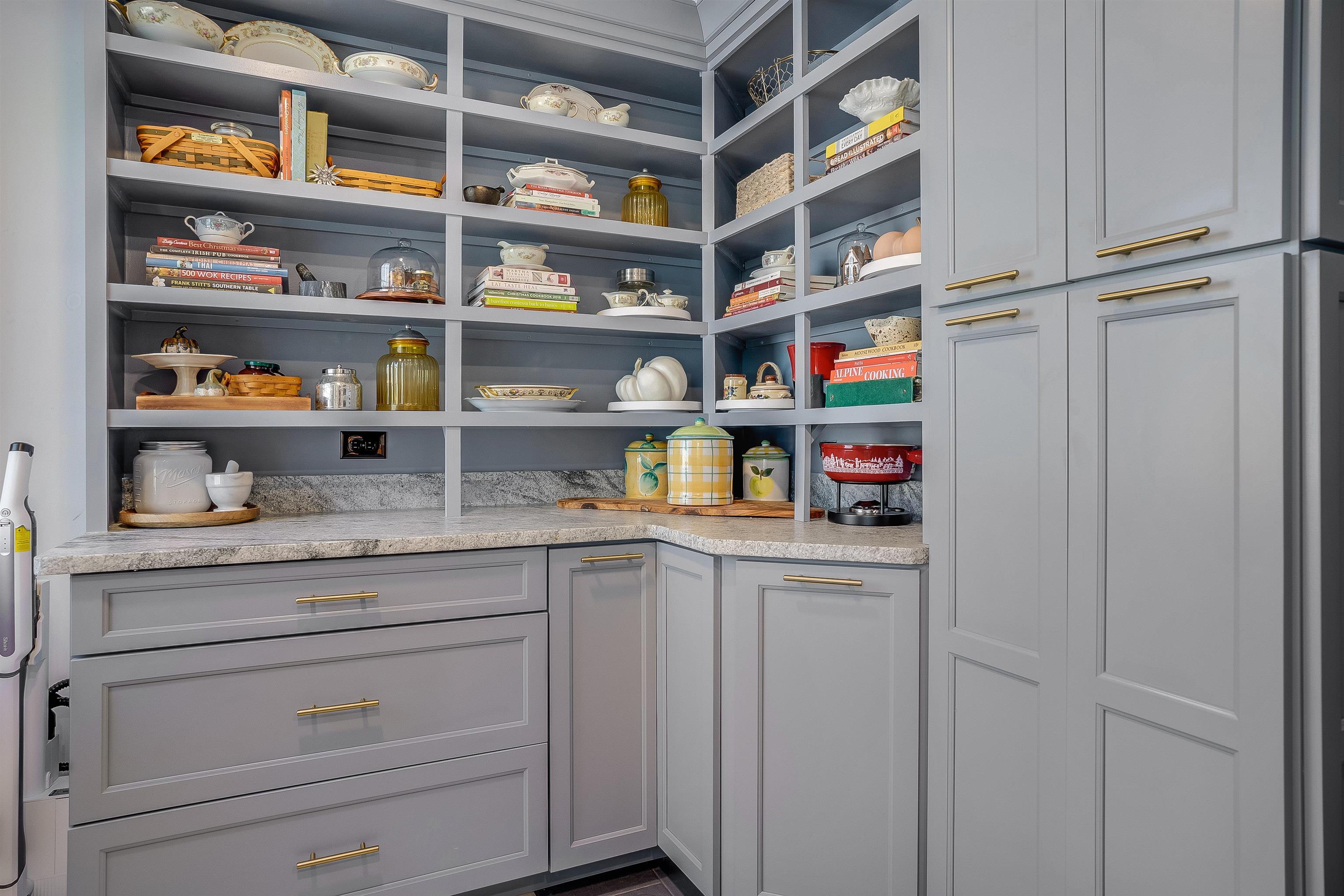 8 Stoneybrook Ln, Salem, NH 03079