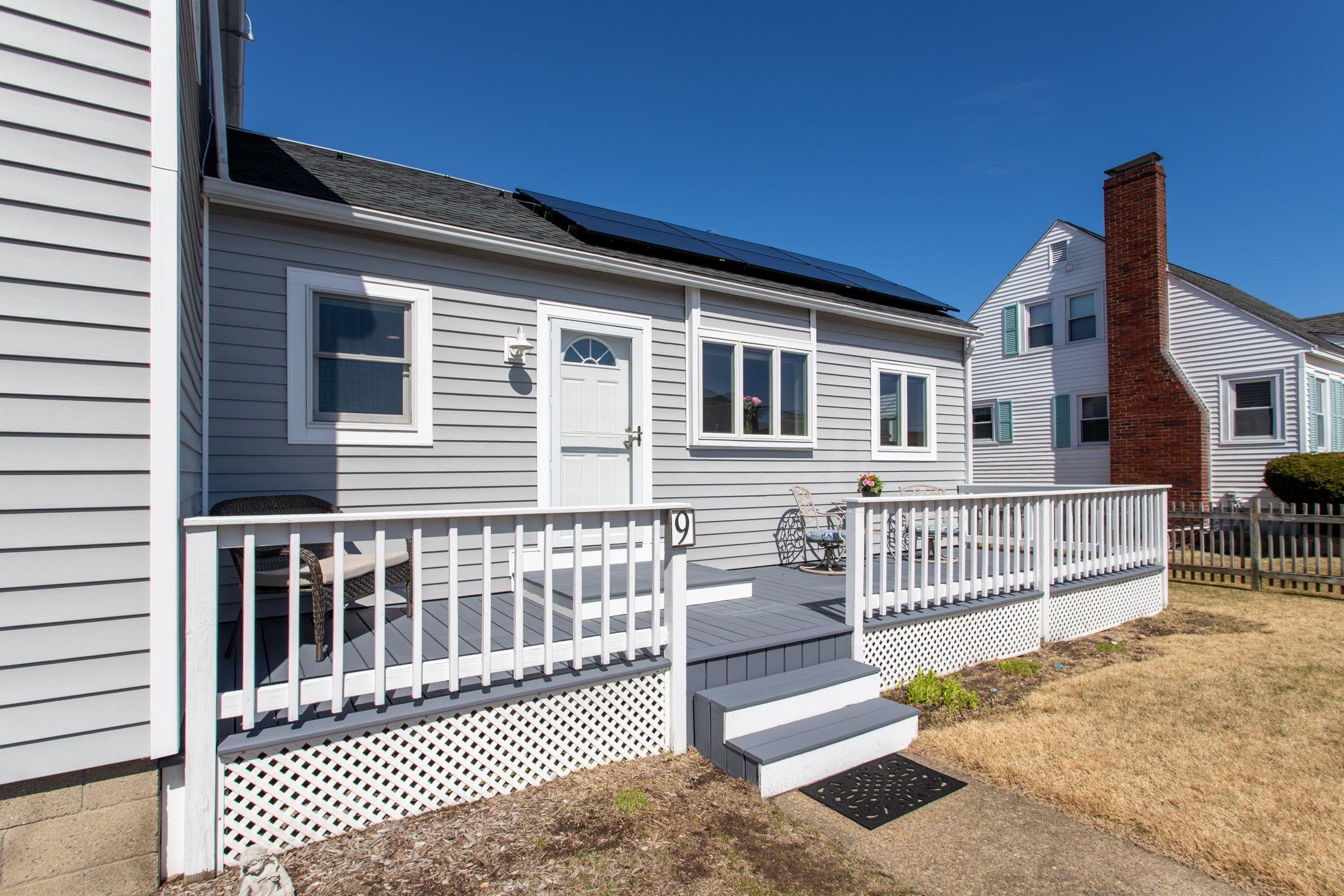 9 Tyngsboro St, Seabrook, NH 03874