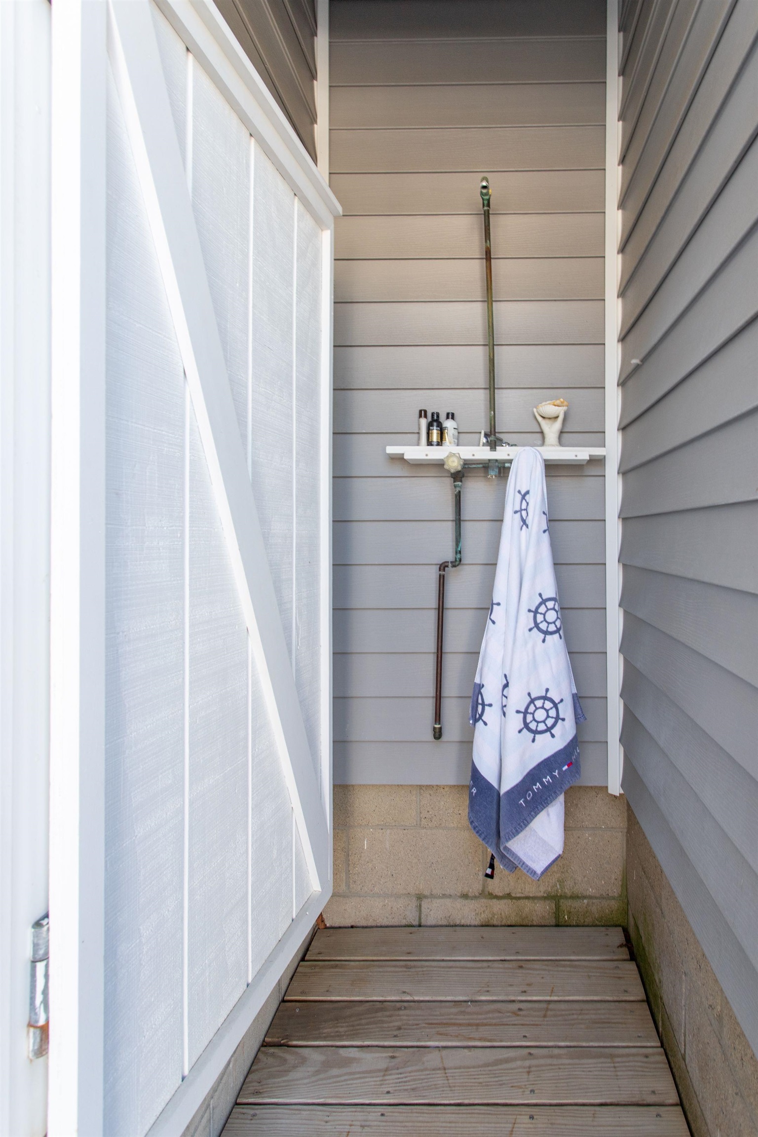 9 Tyngsboro St, Seabrook, NH 03874