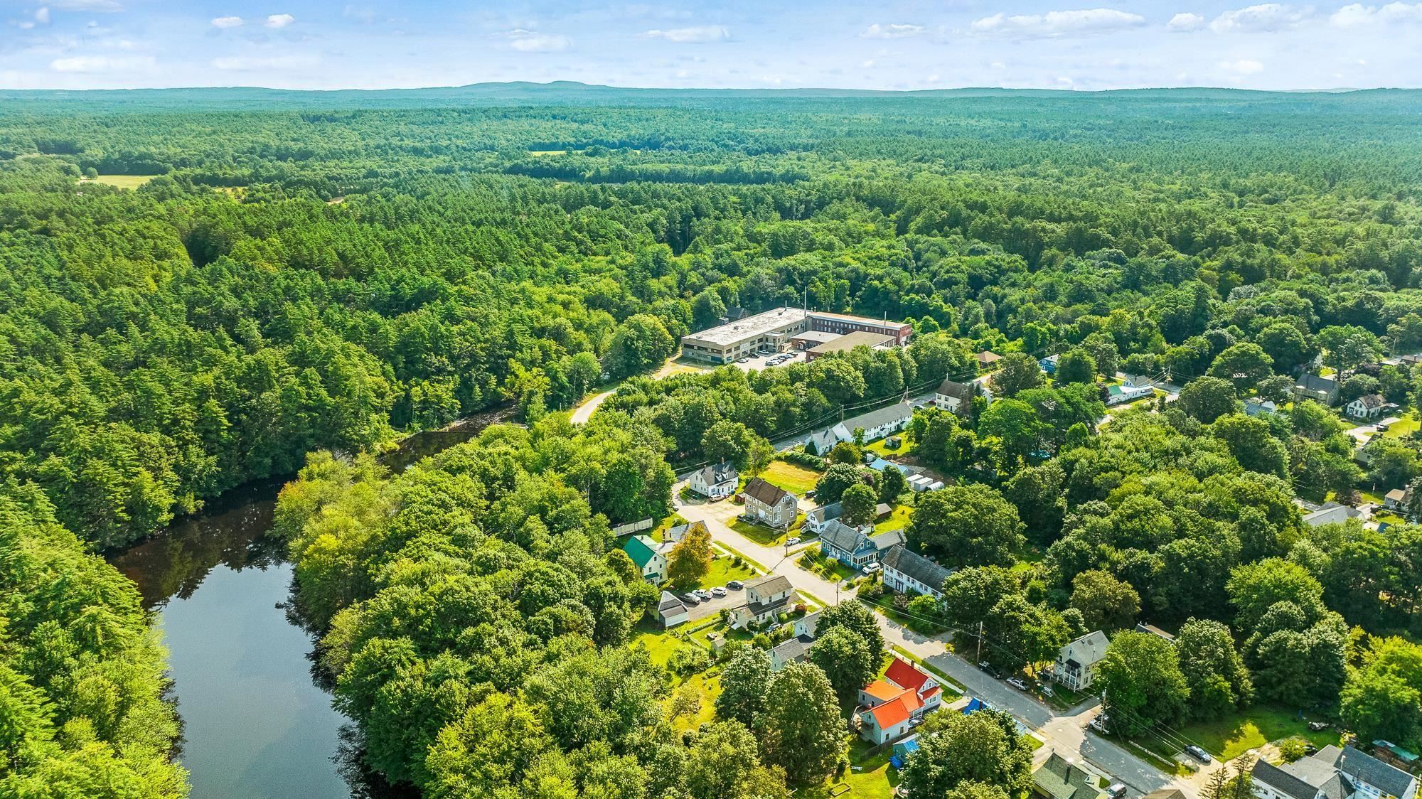 32 Mill St, Rochester, NH 03867