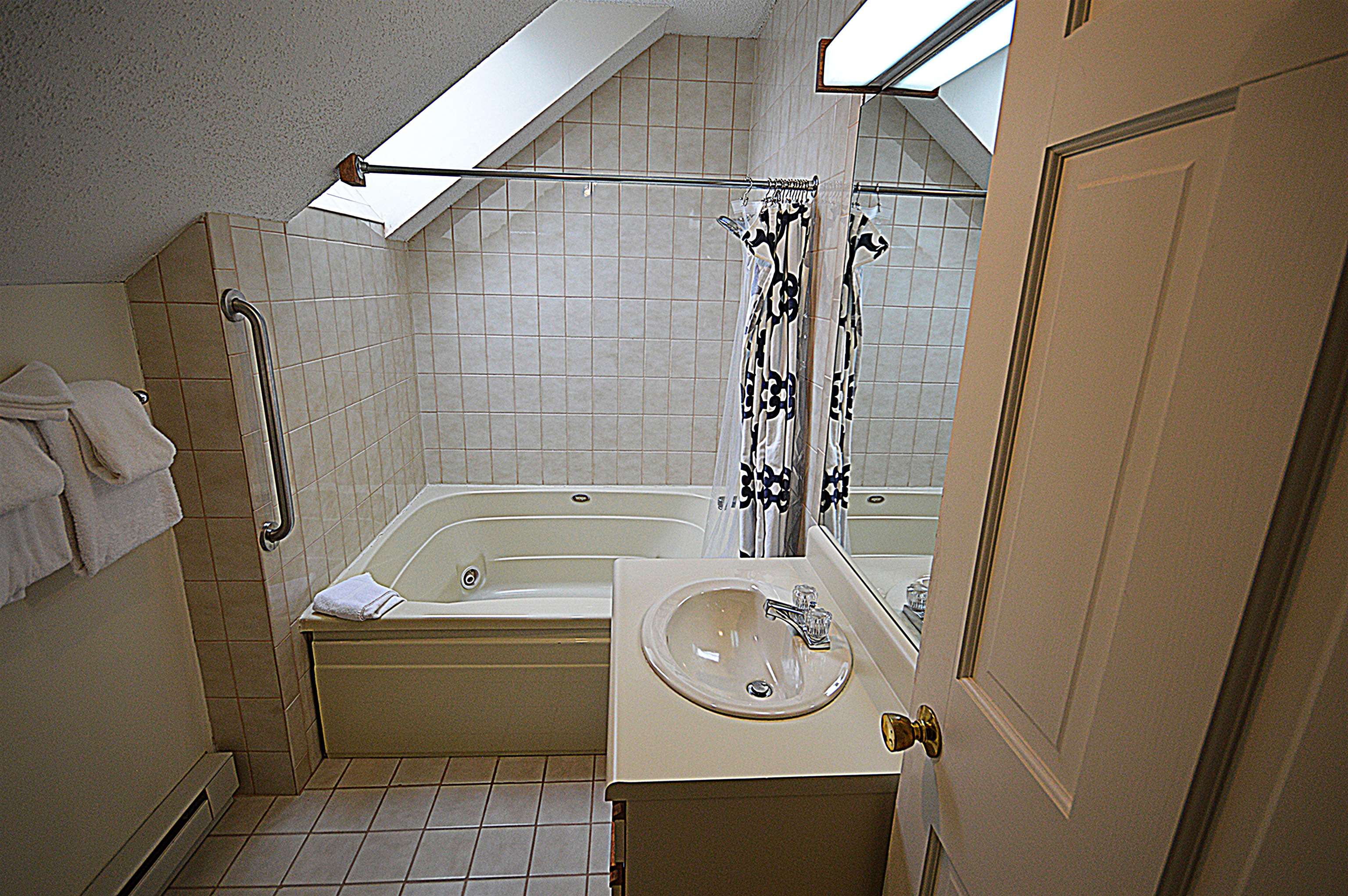 3rd Floor Bath with Jetted Tub