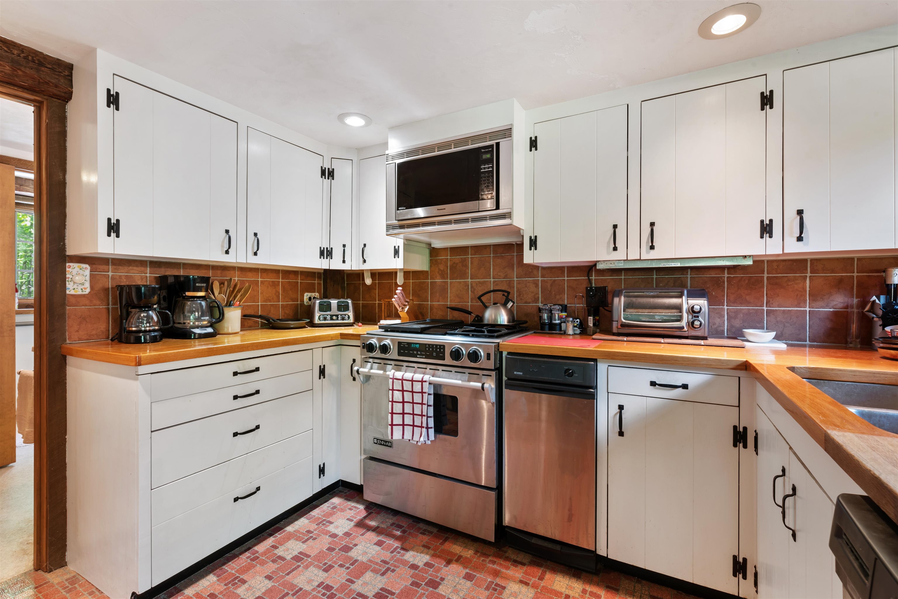 121 Charlotte Point Rd, Madison, NH 03849