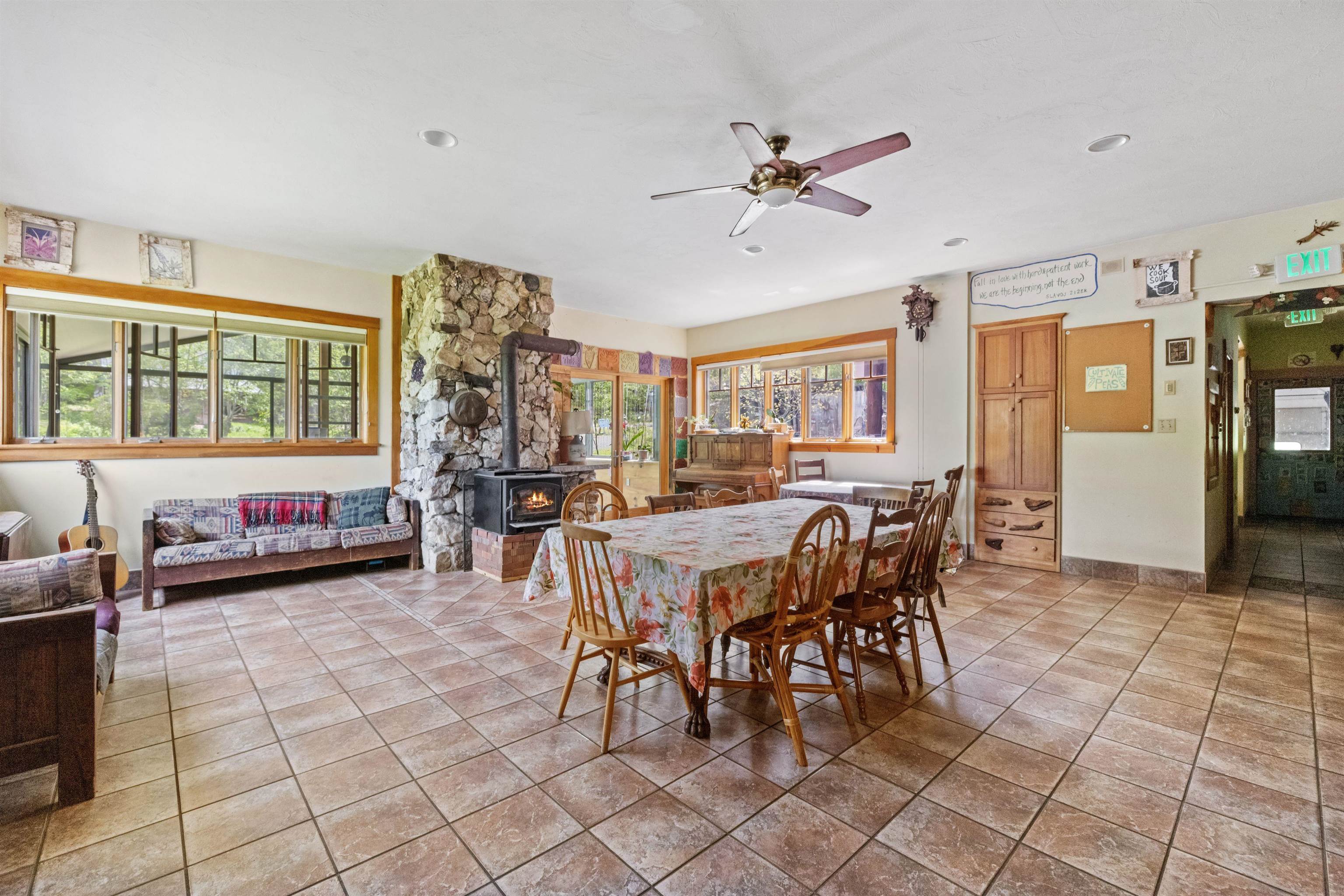 Lounge/Dining Area 23345439