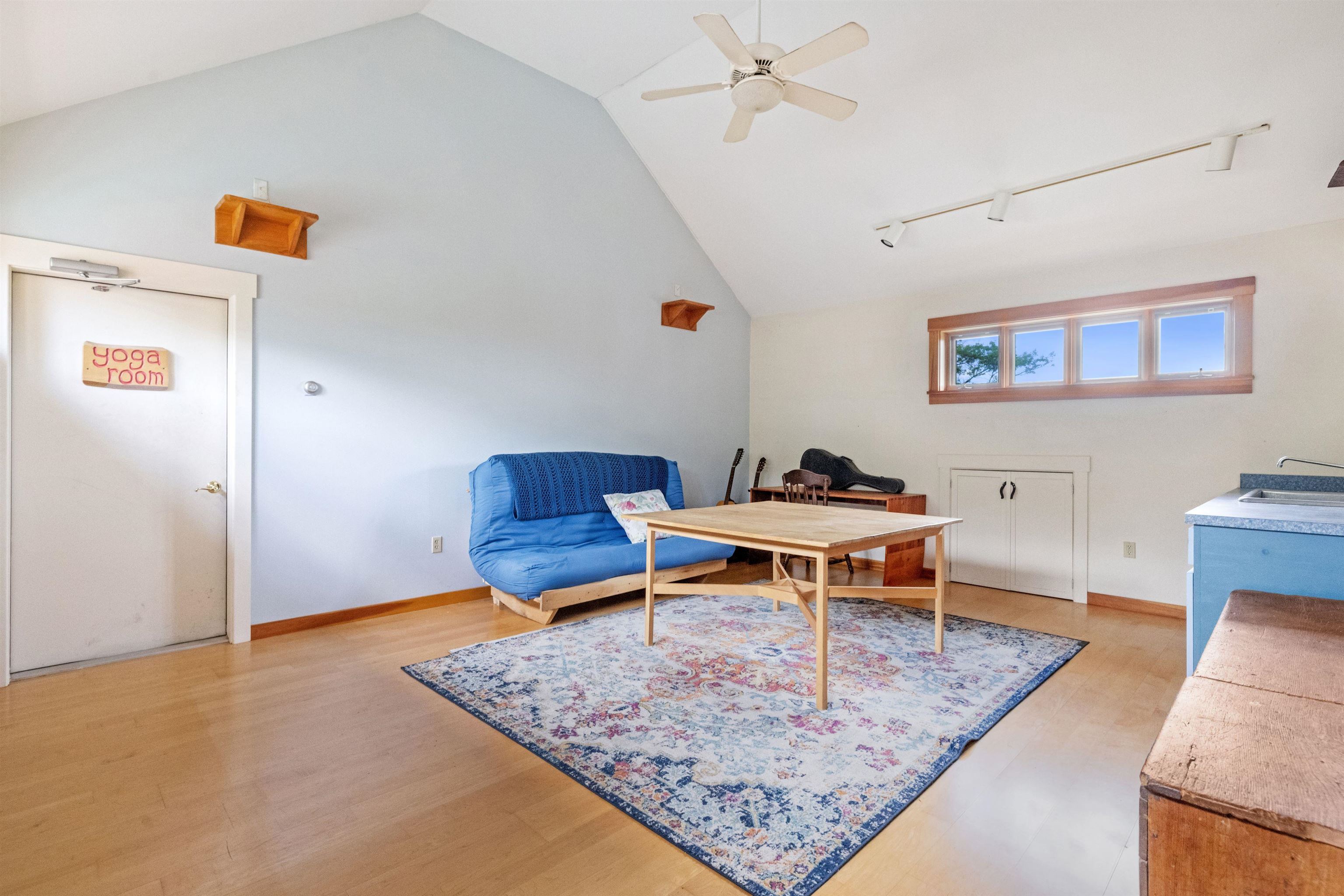 Living Area w/ Counter & Sink 23345505