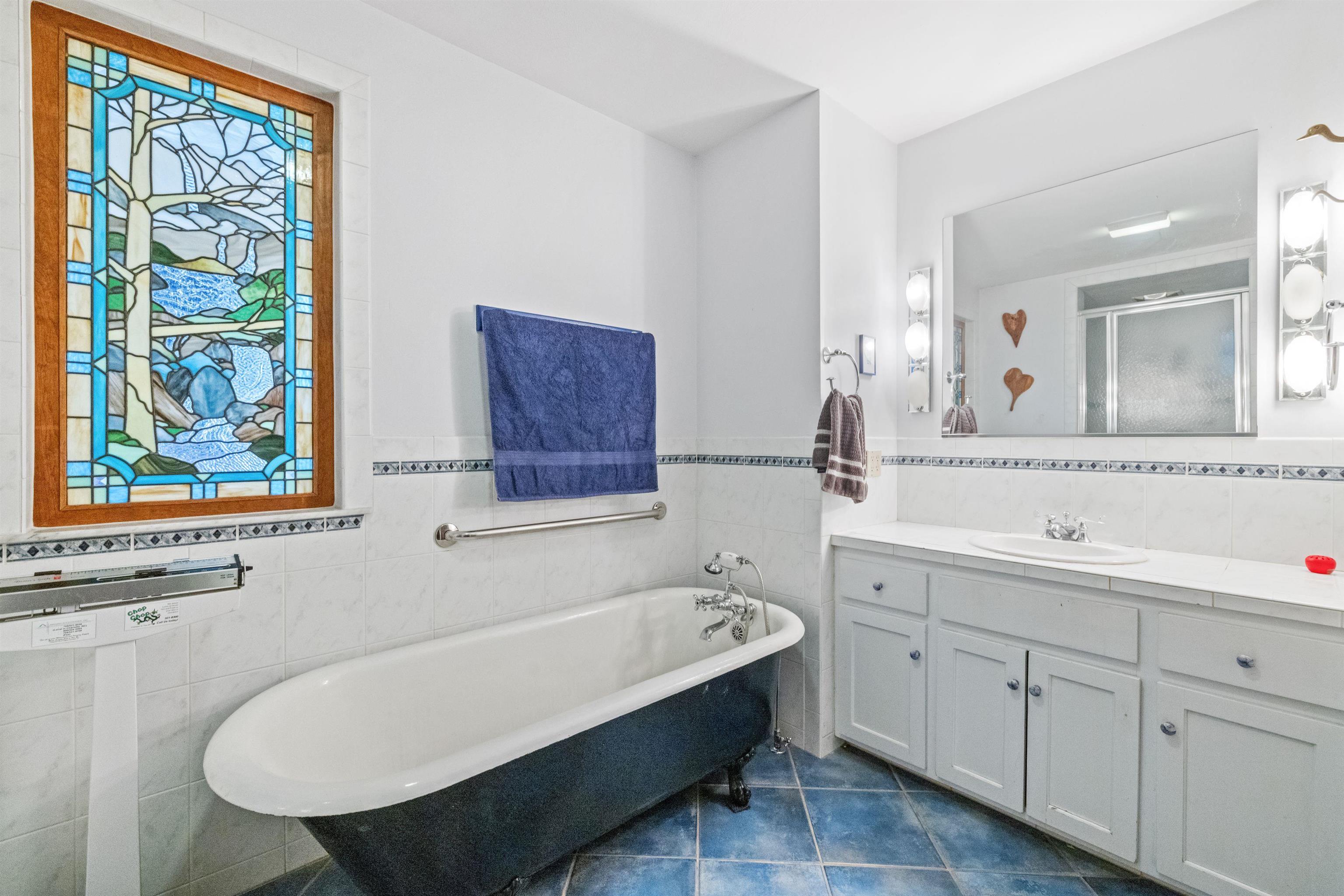 2nd Floor Full Bathroom 23345575