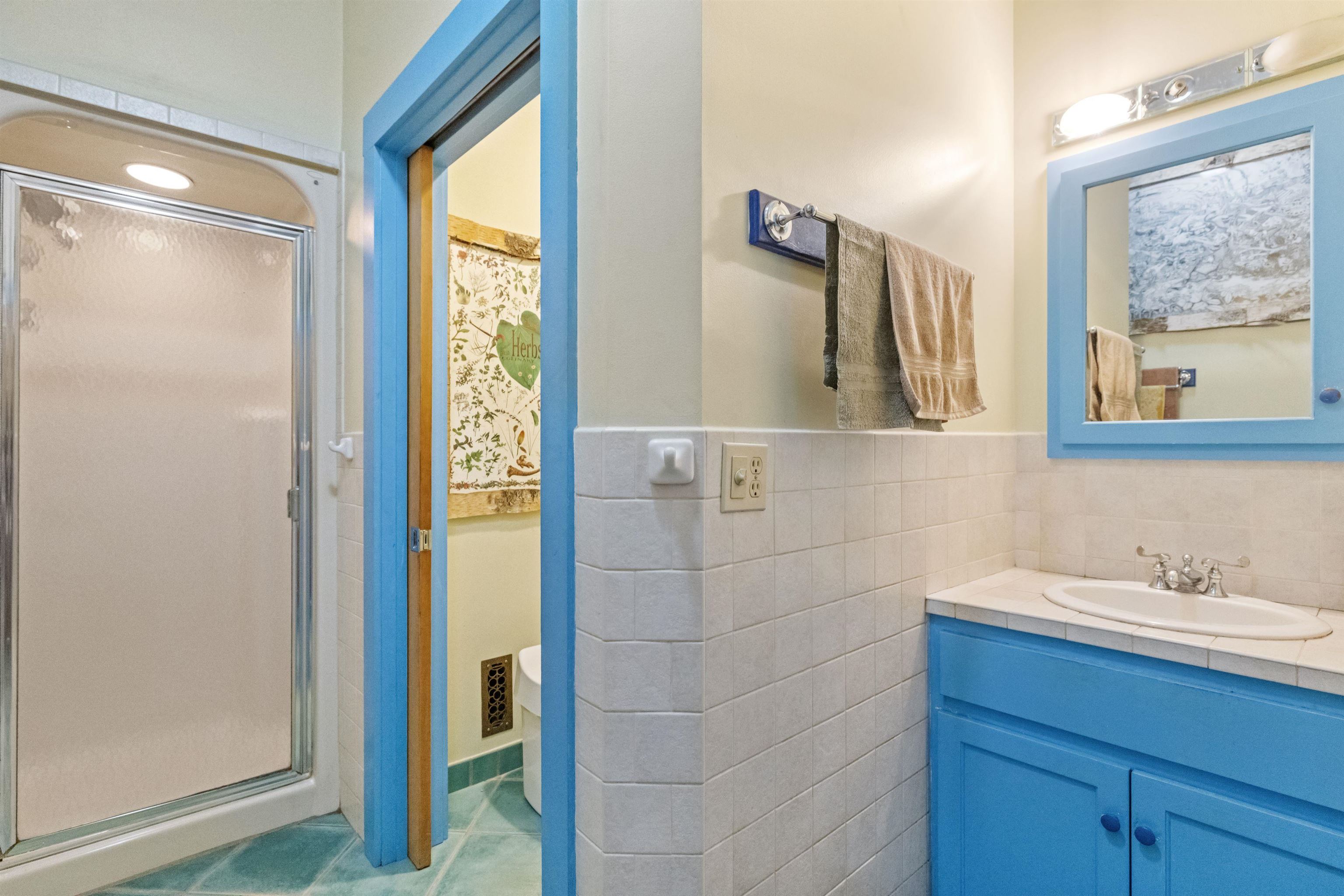 1st Floor Bathroom (3/4) 23345797