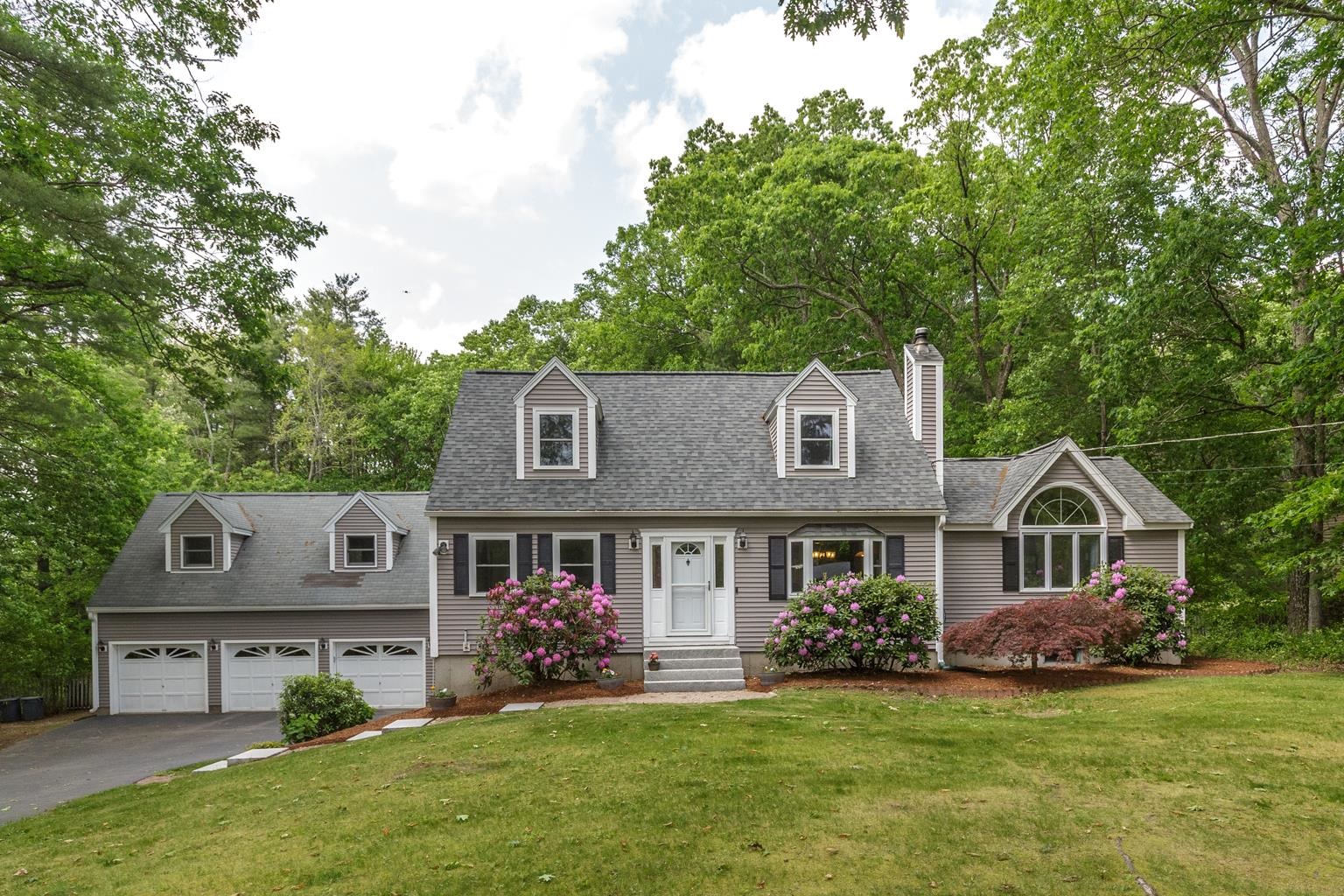 MLS 5044553: 1 Birch Street, Litchfield NH