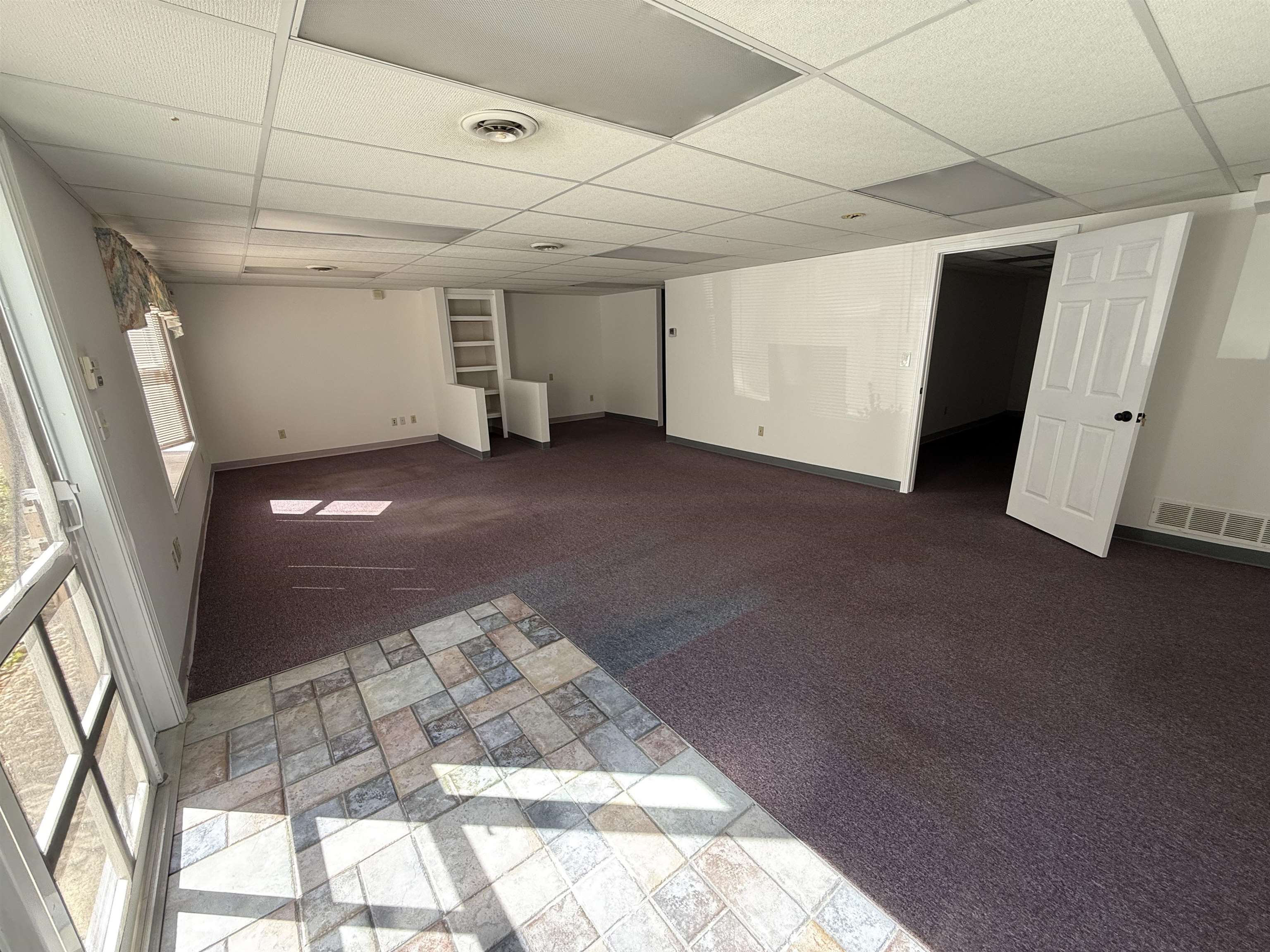 12 Parmenter Rd, Londonderry, NH 03053