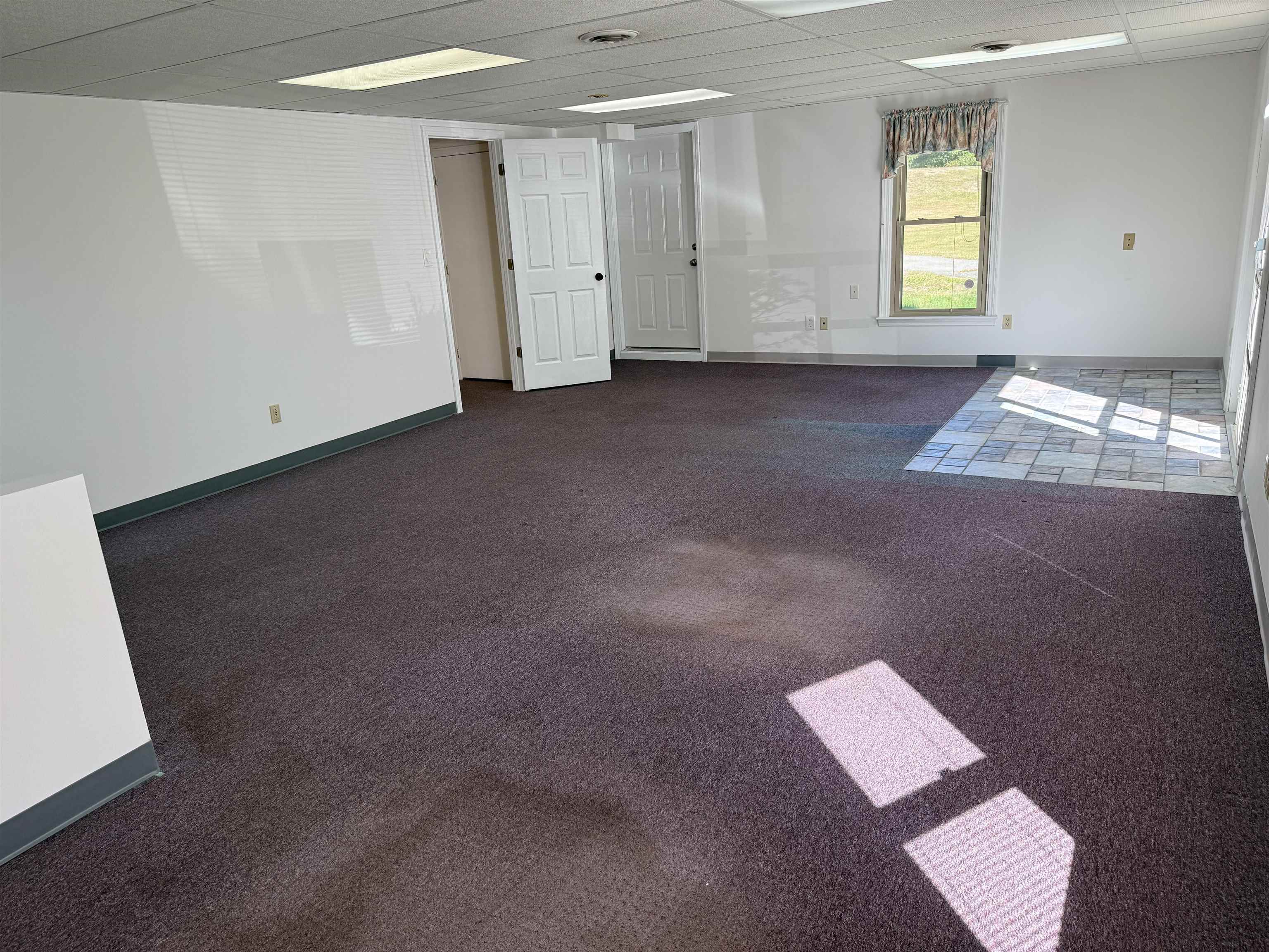 12 Parmenter Rd, Londonderry, NH 03053